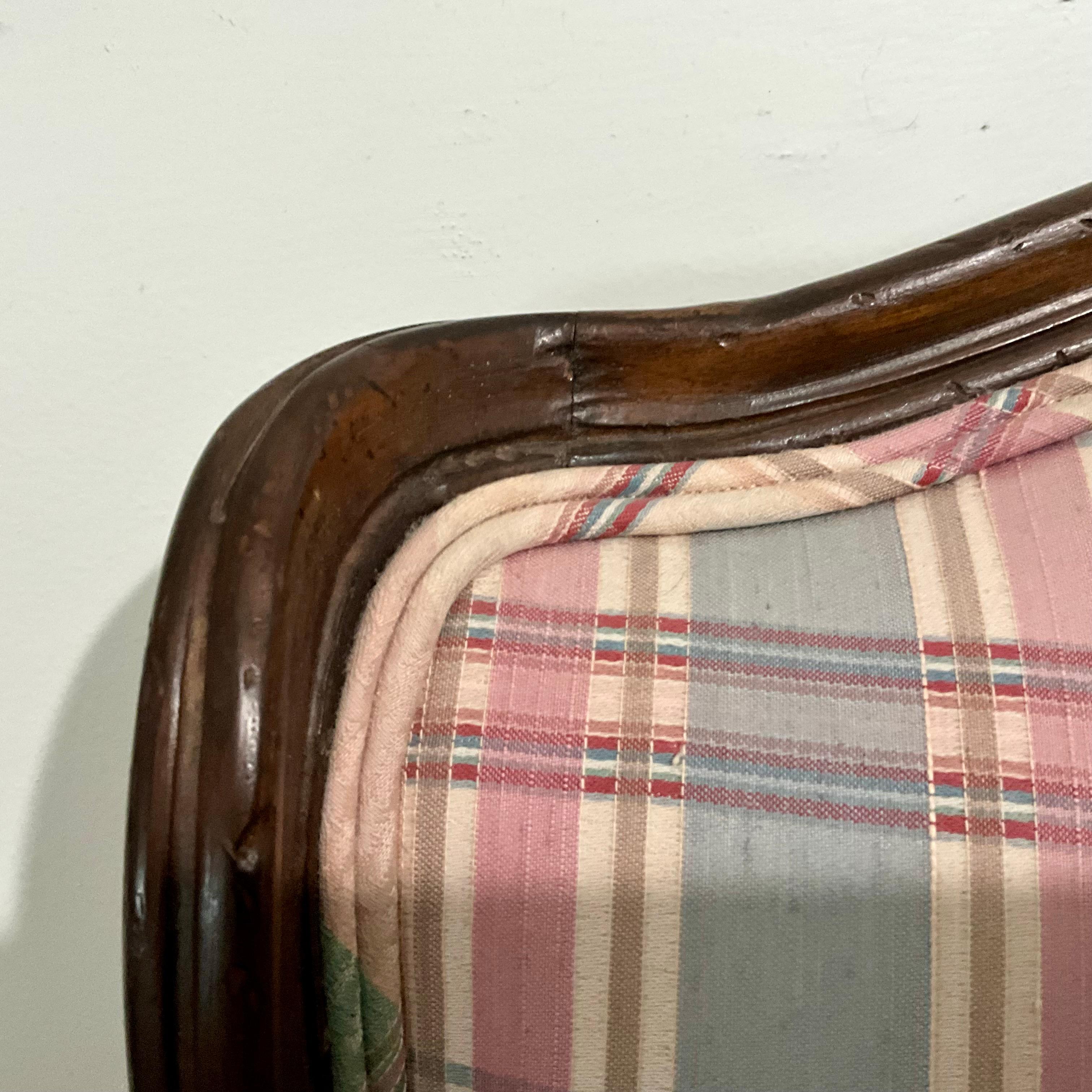 Coppia di poltrone con schienale alto in stile Luigi XV degli anni '60 con tessuto plaid originale in vendita 2