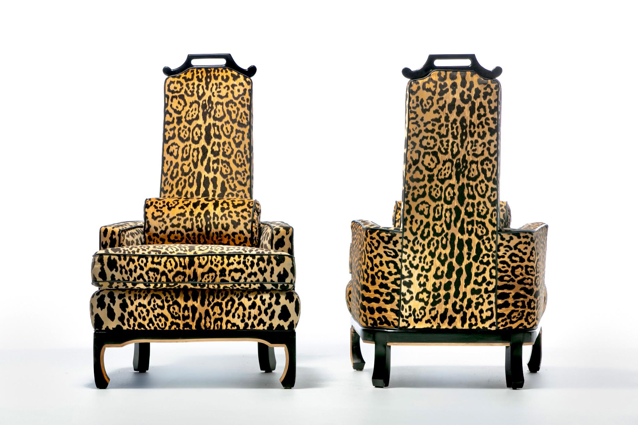 Coppia di sedie Hollywood Regency degli anni '60 in velluto leopardato e pelle nera con profili in vendita 4