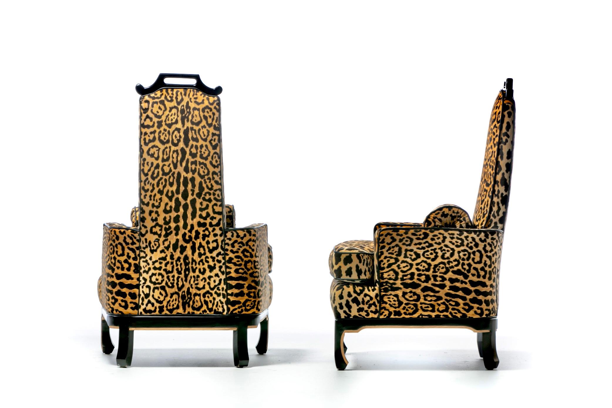 Coppia di sedie Hollywood Regency degli anni '60 in velluto leopardato e pelle nera con profili in vendita 5