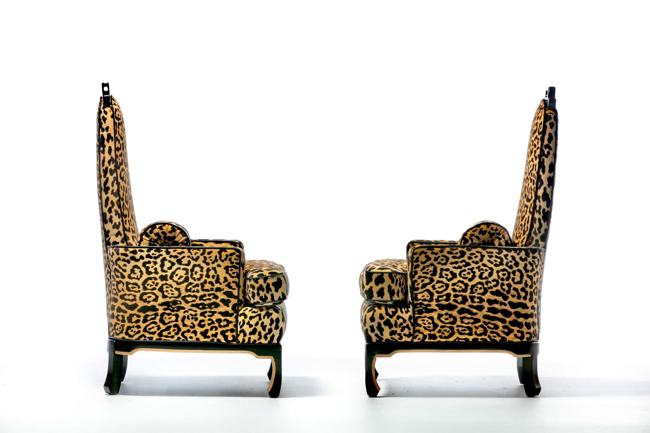 Coppia di sedie Hollywood Regency degli anni '60 in velluto leopardato e pelle nera con profili in vendita 6