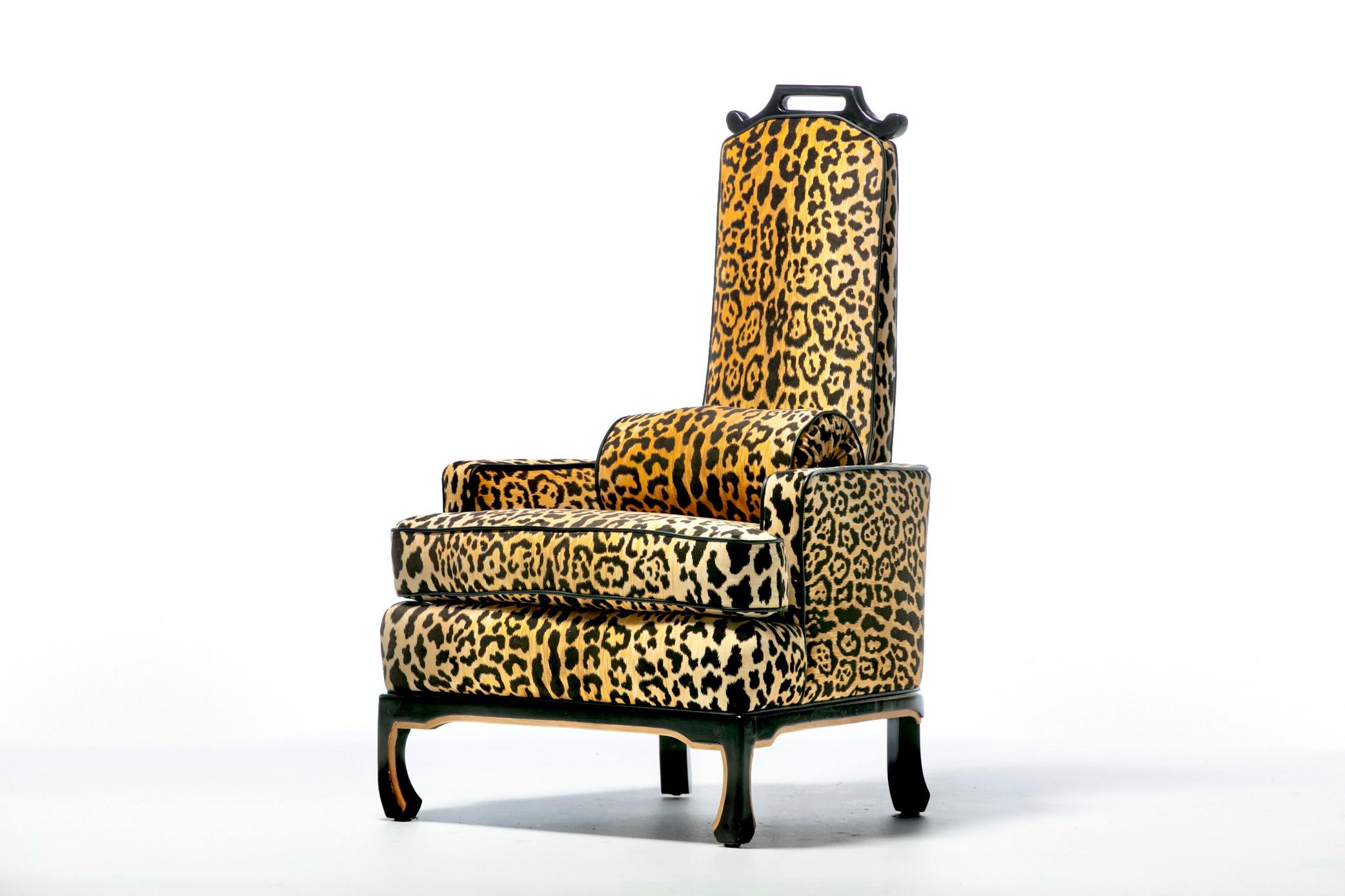 Coppia di sedie Hollywood Regency degli anni '60 in velluto leopardato e pelle nera con profili in vendita 7