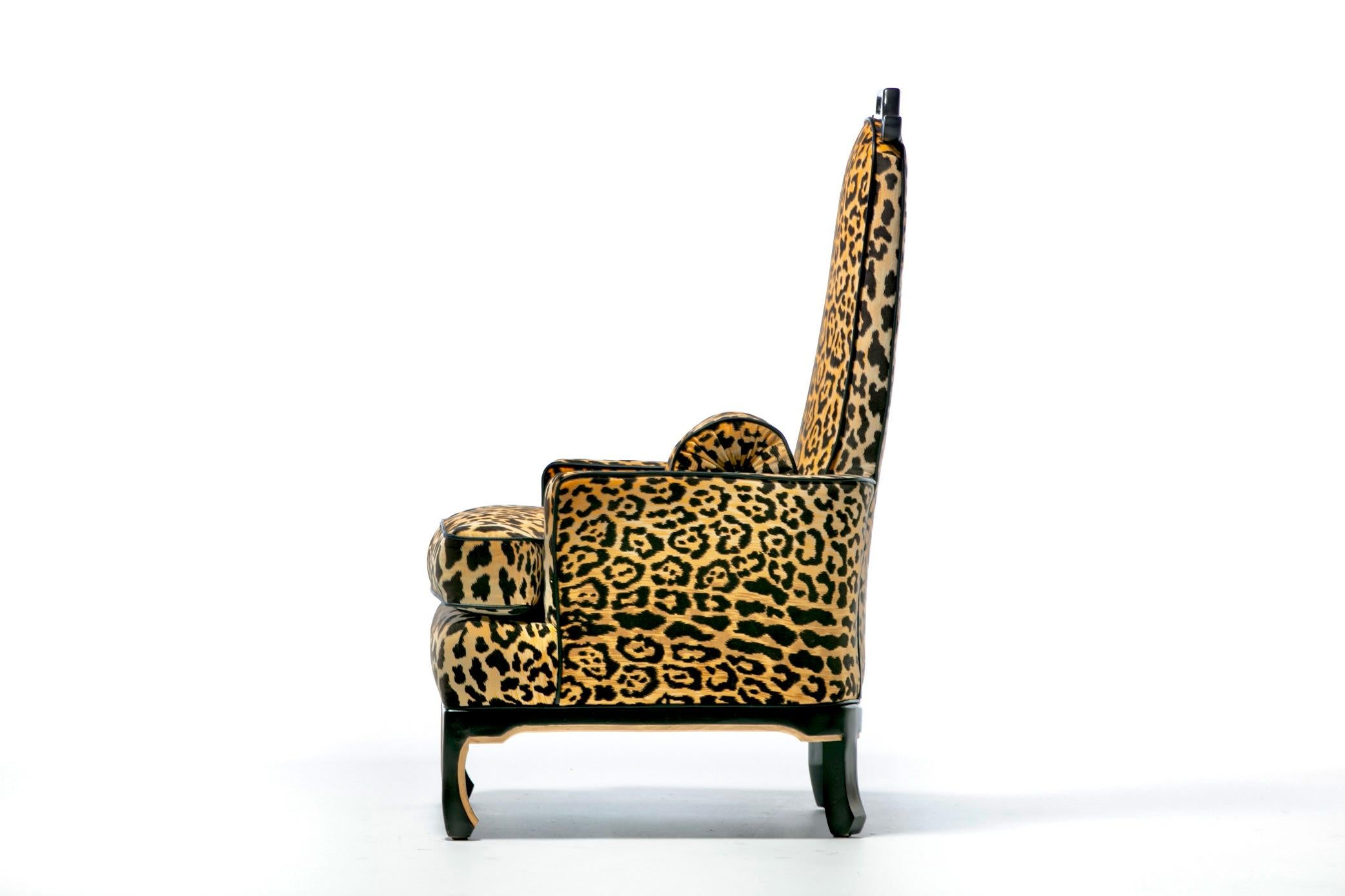 Coppia di sedie Hollywood Regency degli anni '60 in velluto leopardato e pelle nera con profili in vendita 8