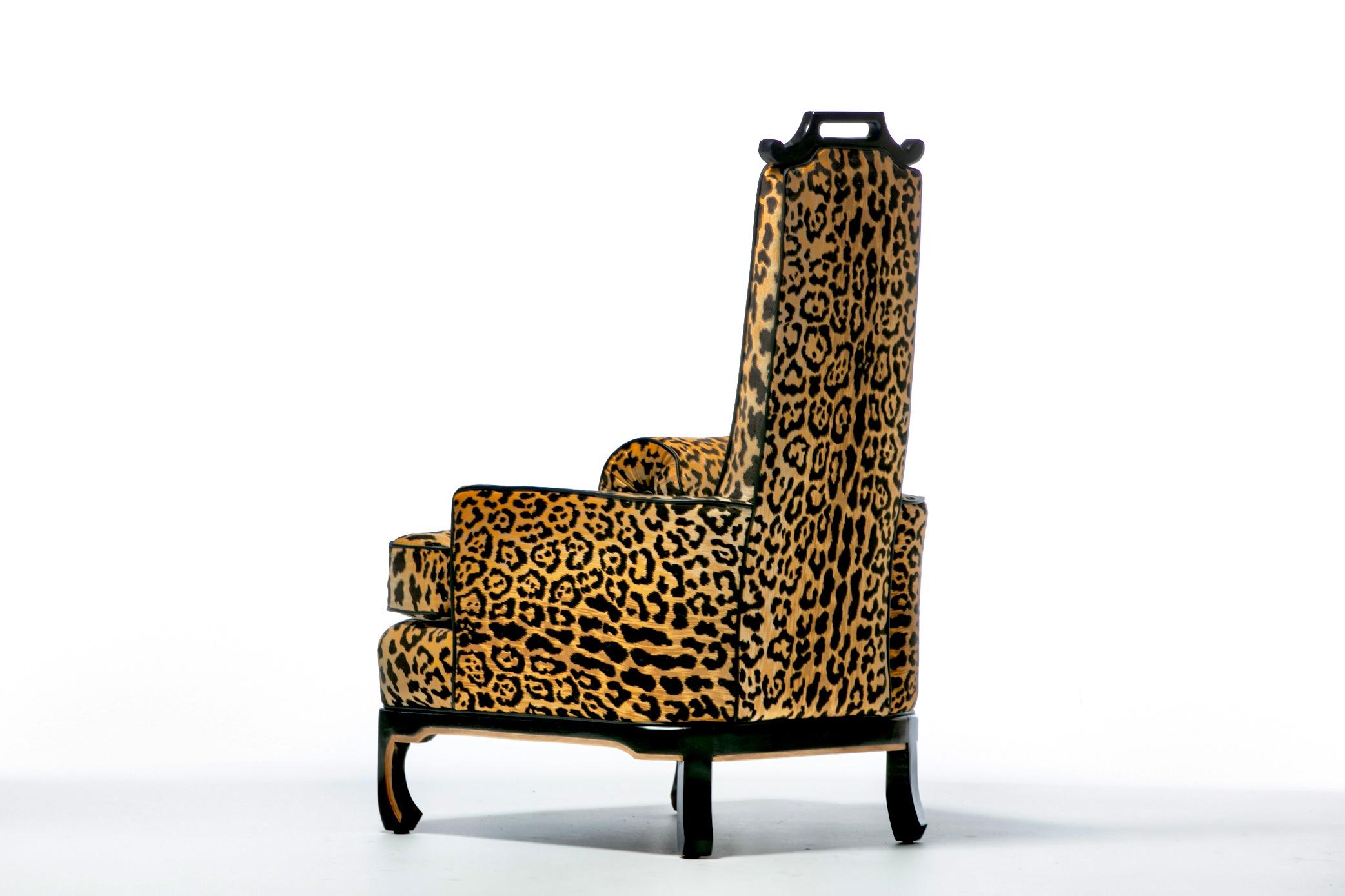 Coppia di sedie Hollywood Regency degli anni '60 in velluto leopardato e pelle nera con profili in vendita 9