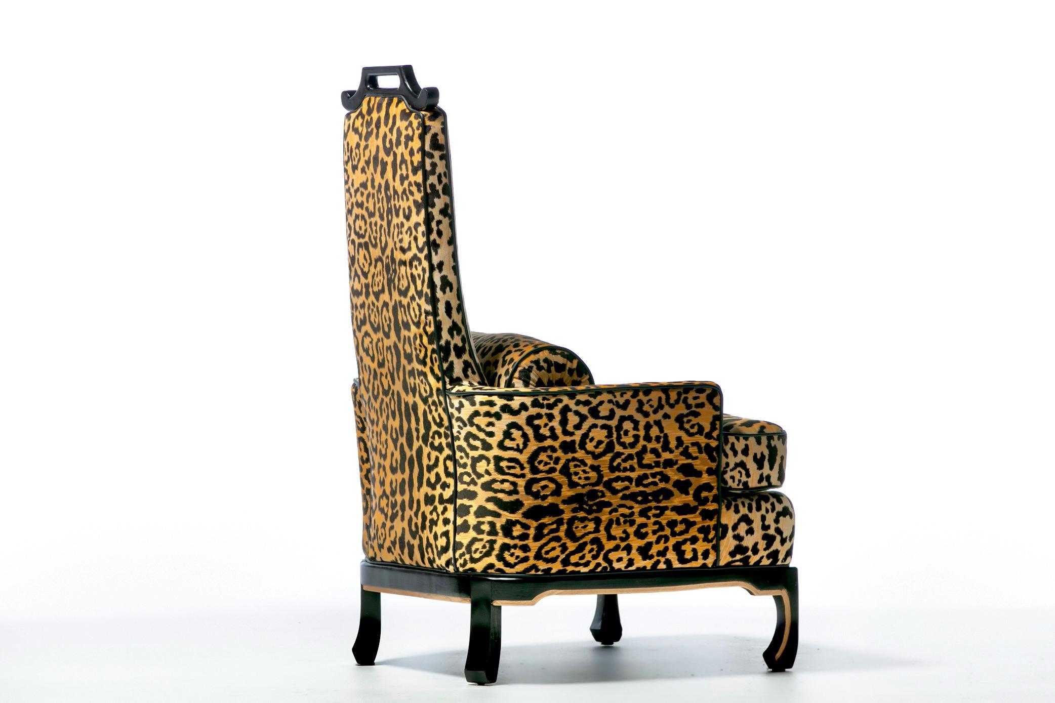 Coppia di sedie Hollywood Regency degli anni '60 in velluto leopardato e pelle nera con profili in vendita 11