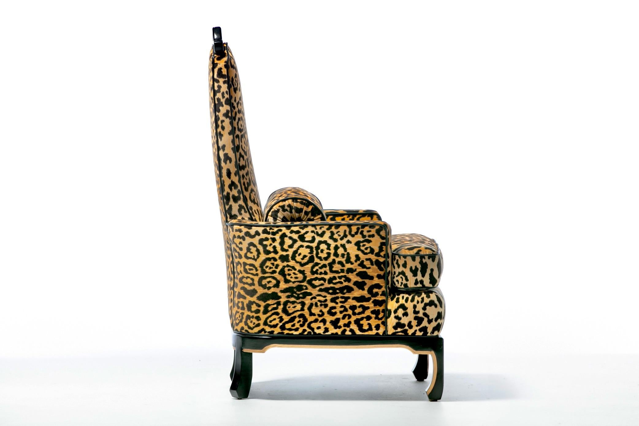 Coppia di sedie Hollywood Regency degli anni '60 in velluto leopardato e pelle nera con profili in vendita 12