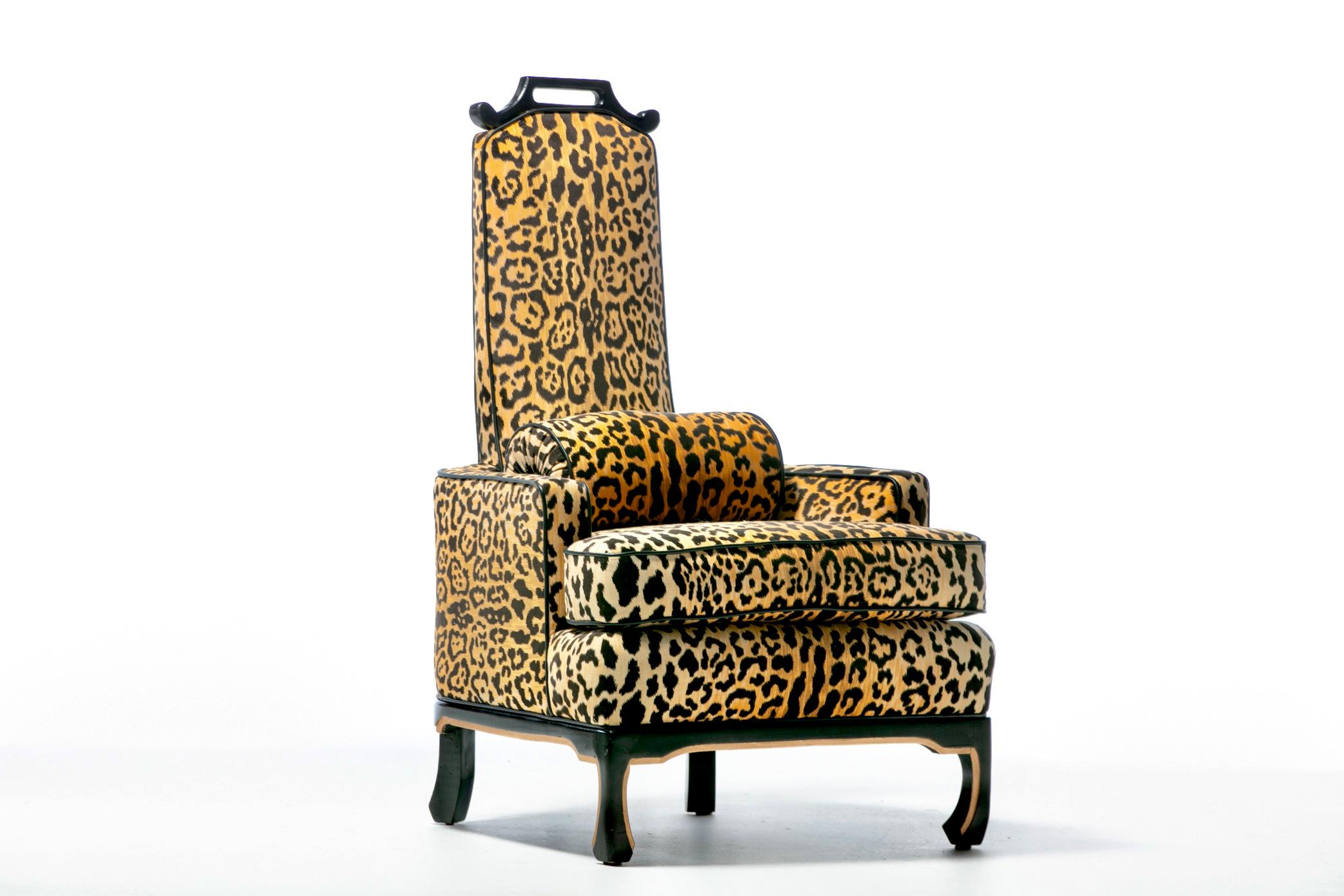 Coppia di sedie Hollywood Regency degli anni '60 in velluto leopardato e pelle nera con profili in vendita 13
