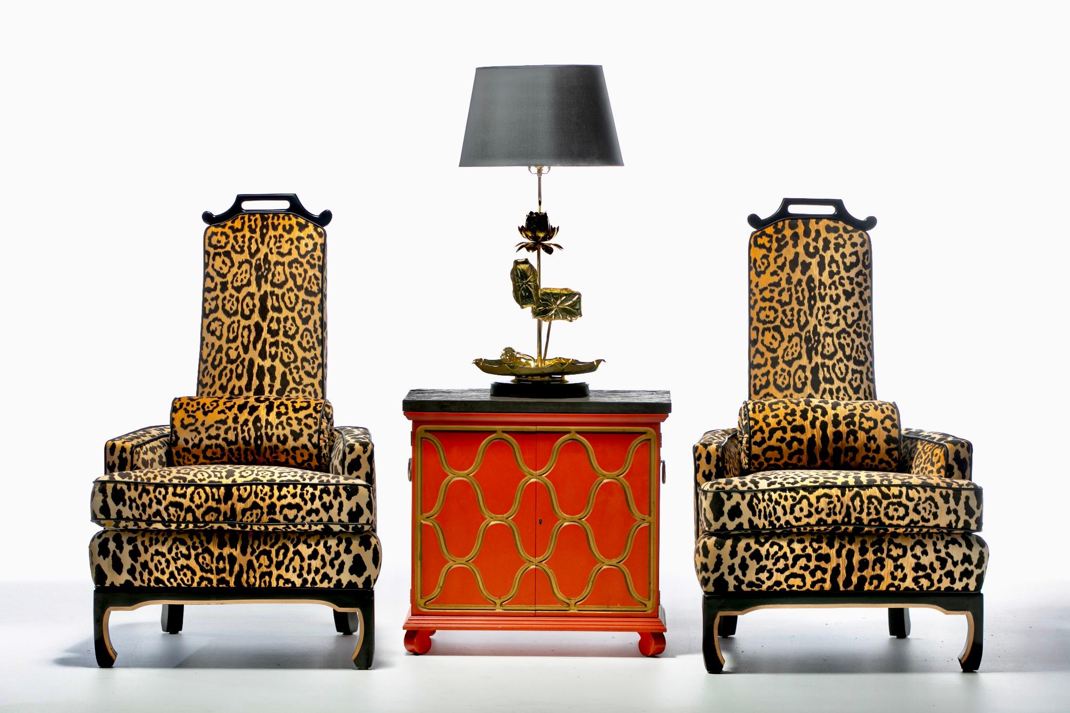 Un esemplare unico degli anni '60 di una coppia di sedie da trono Hollywood Regency in stile James Mont, pronte per il tappeto rosso. L'arredamento è di sicuro un'alta moda. Queste splendide sedie con schienale alto Chinoiserie Hollywood Regency