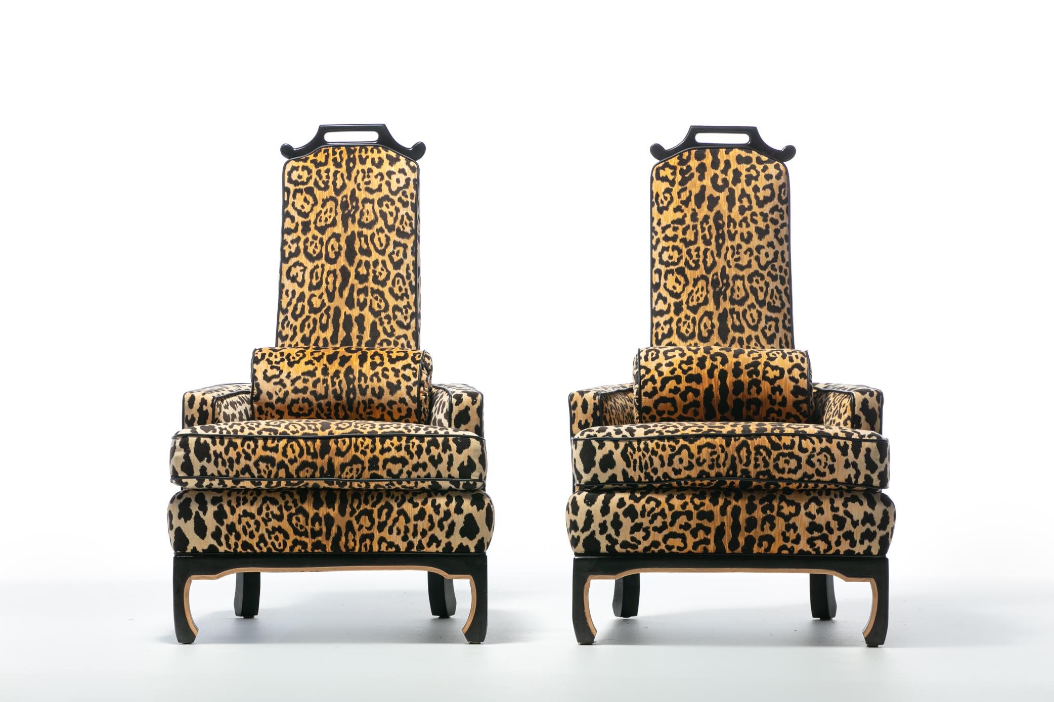 Coppia di sedie Hollywood Regency degli anni '60 in velluto leopardato e pelle nera con profili In condizioni buone in vendita a Saint Louis, MO