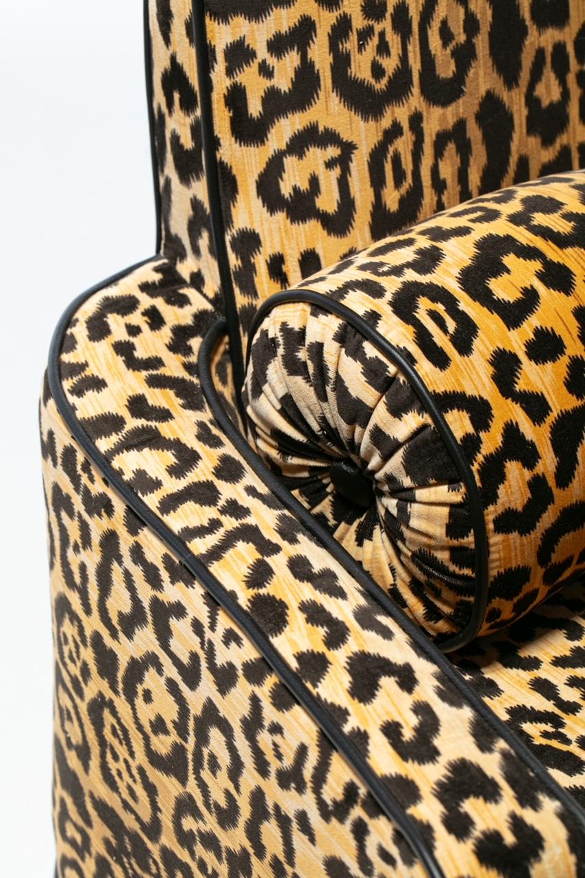 Metà XX secolo Coppia di sedie Hollywood Regency degli anni '60 in velluto leopardato e pelle nera con profili in vendita