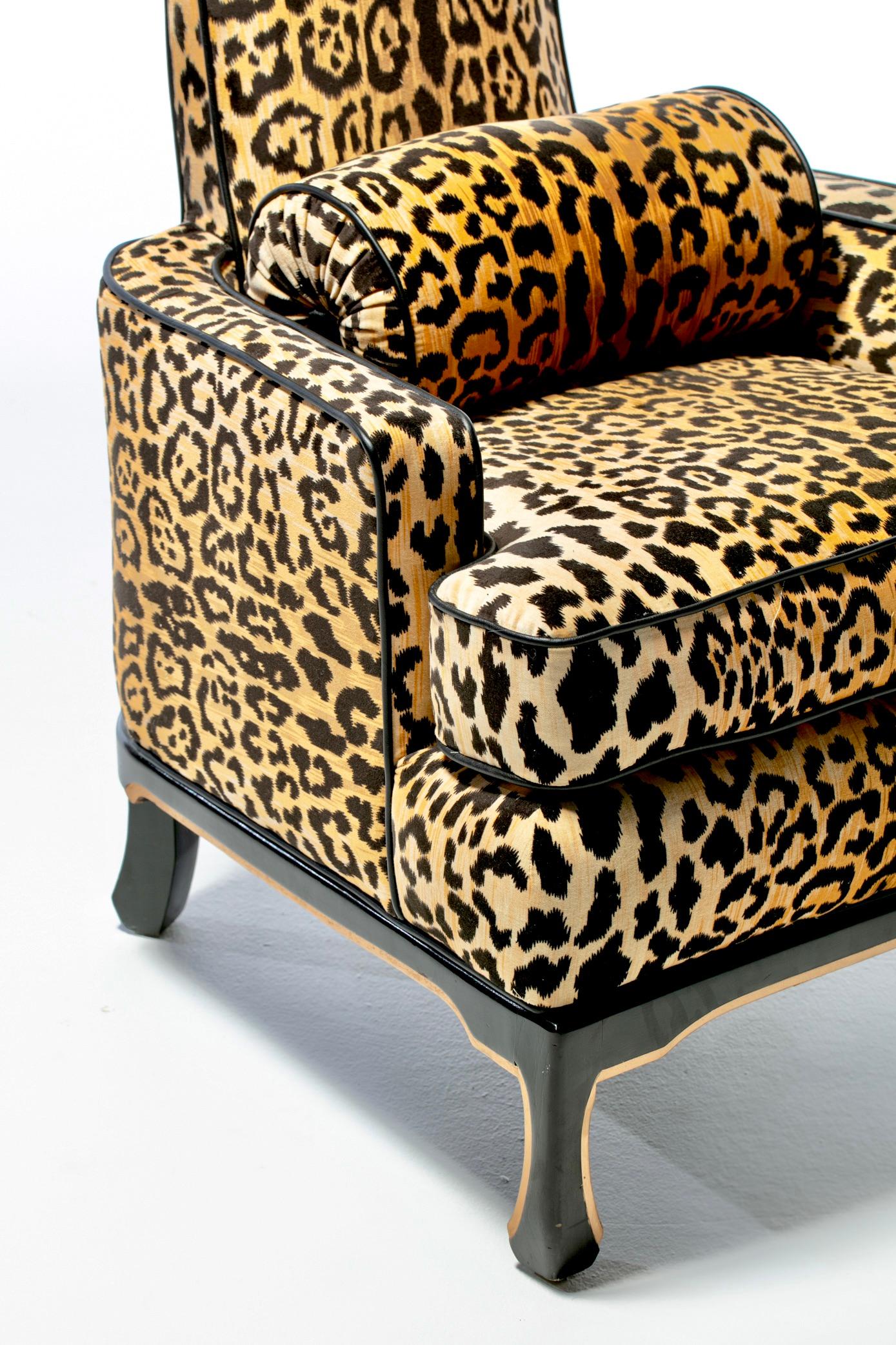Coppia di sedie Hollywood Regency degli anni '60 in velluto leopardato e pelle nera con profili in vendita 2