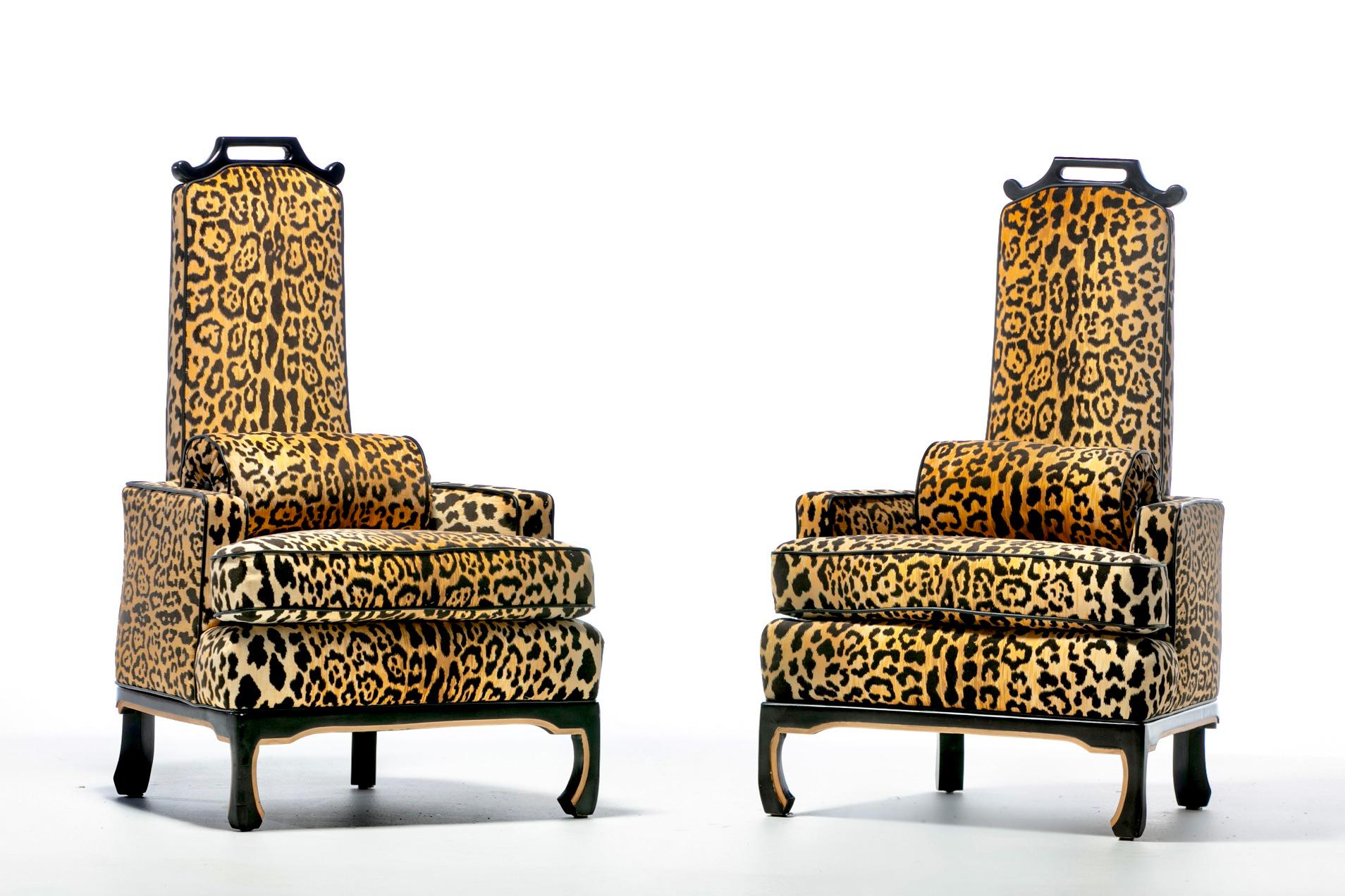 Coppia di sedie Hollywood Regency degli anni '60 in velluto leopardato e pelle nera con profili in vendita 3