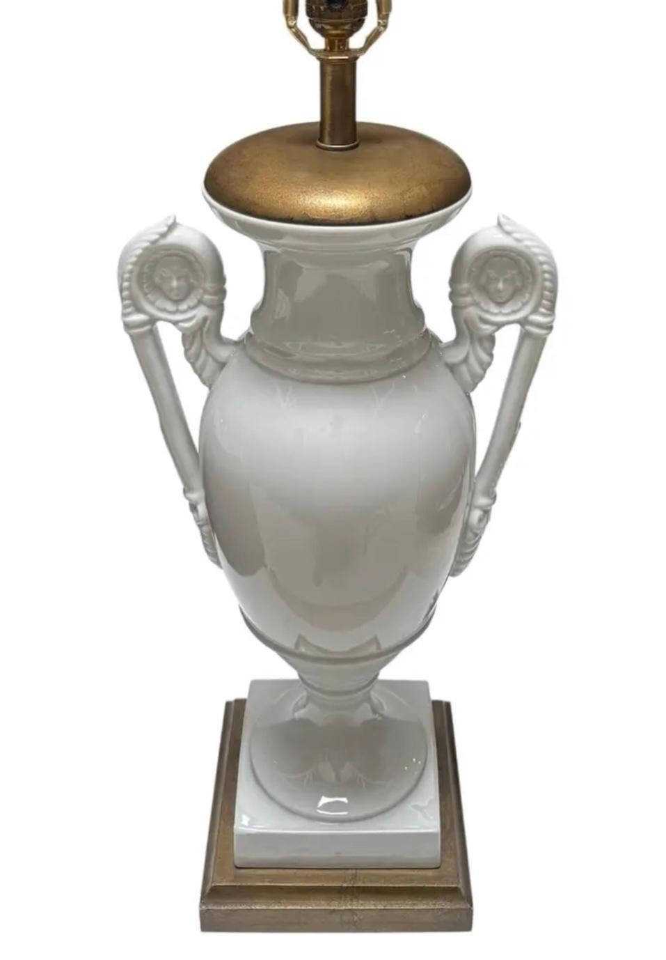 Américain Paire de lampes de table en forme d'urne en blanc de chine Hollywood Regency des années 1960 en vente