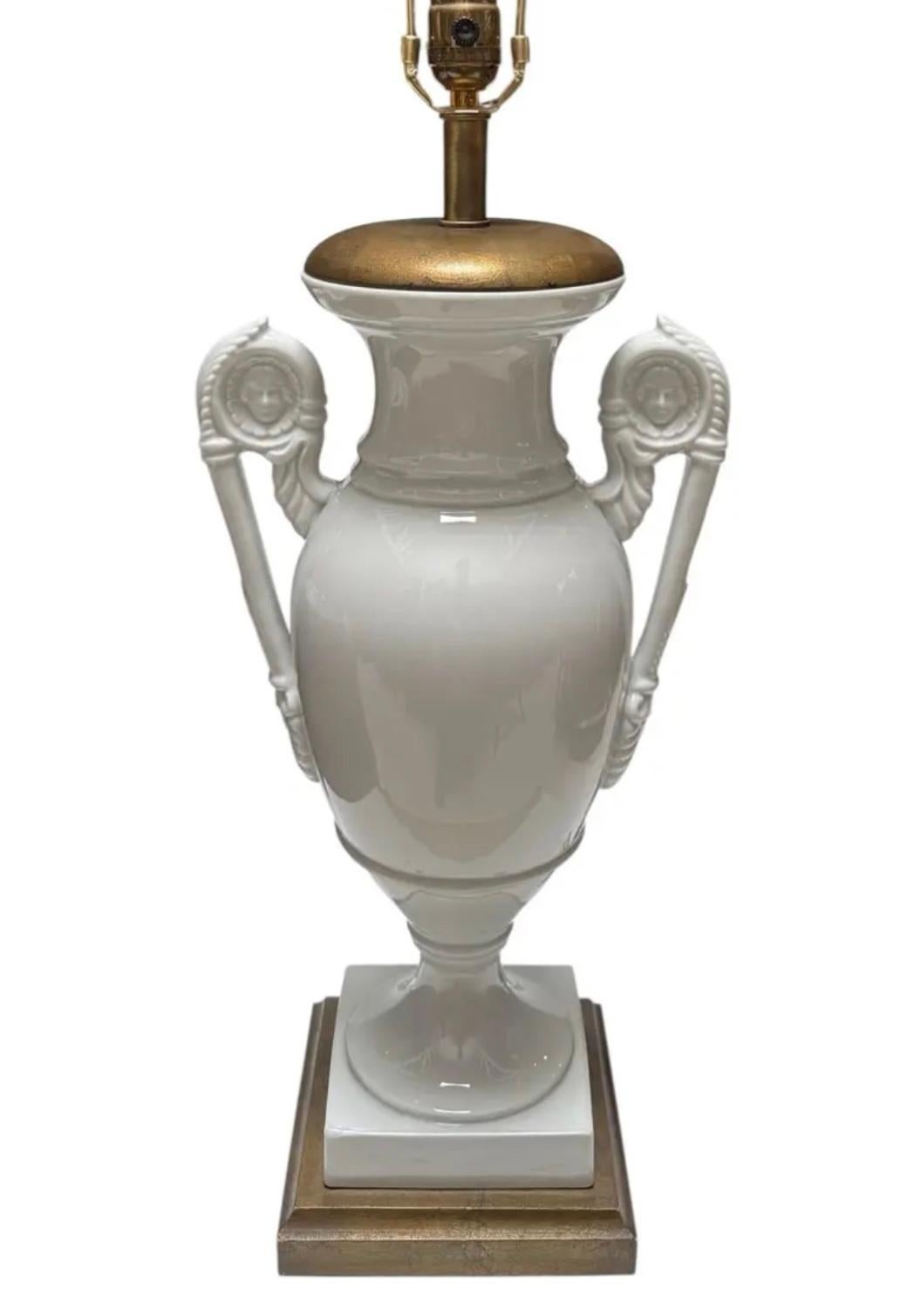 Paire de lampes de table en forme d'urne en blanc de chine Hollywood Regency des années 1960 Bon état - En vente à LOS ANGELES, CA