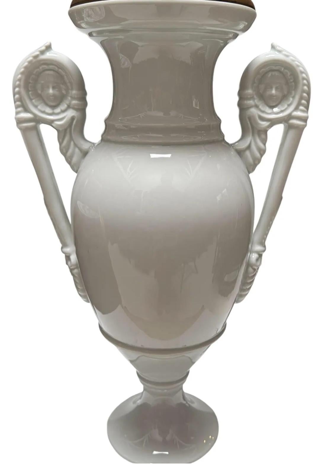 Milieu du XXe siècle Paire de lampes de table en forme d'urne en blanc de chine Hollywood Regency des années 1960 en vente