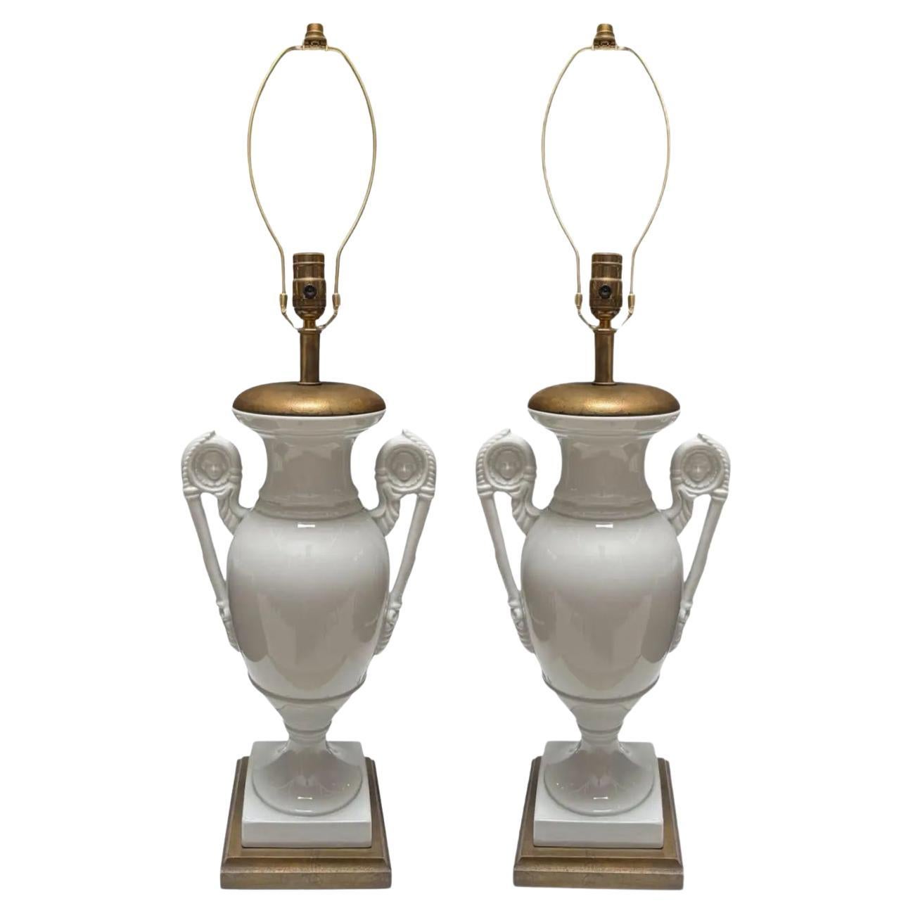 Paire de lampes de table en forme d'urne en blanc de chine Hollywood Regency des années 1960