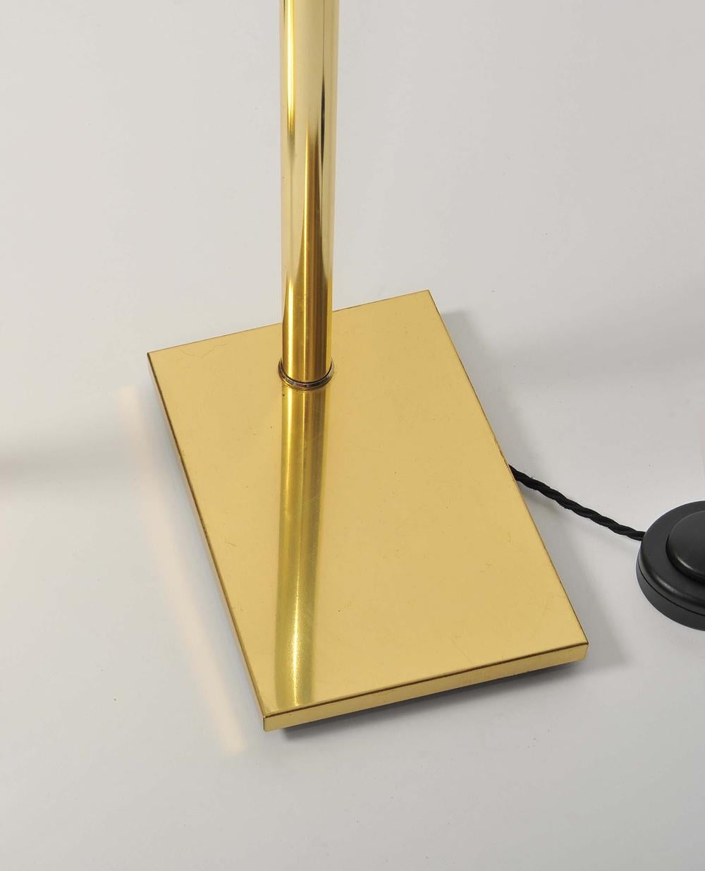 Italian Pair of 1960s Italain brass swing arm reading lamps with rectangular base For Sale