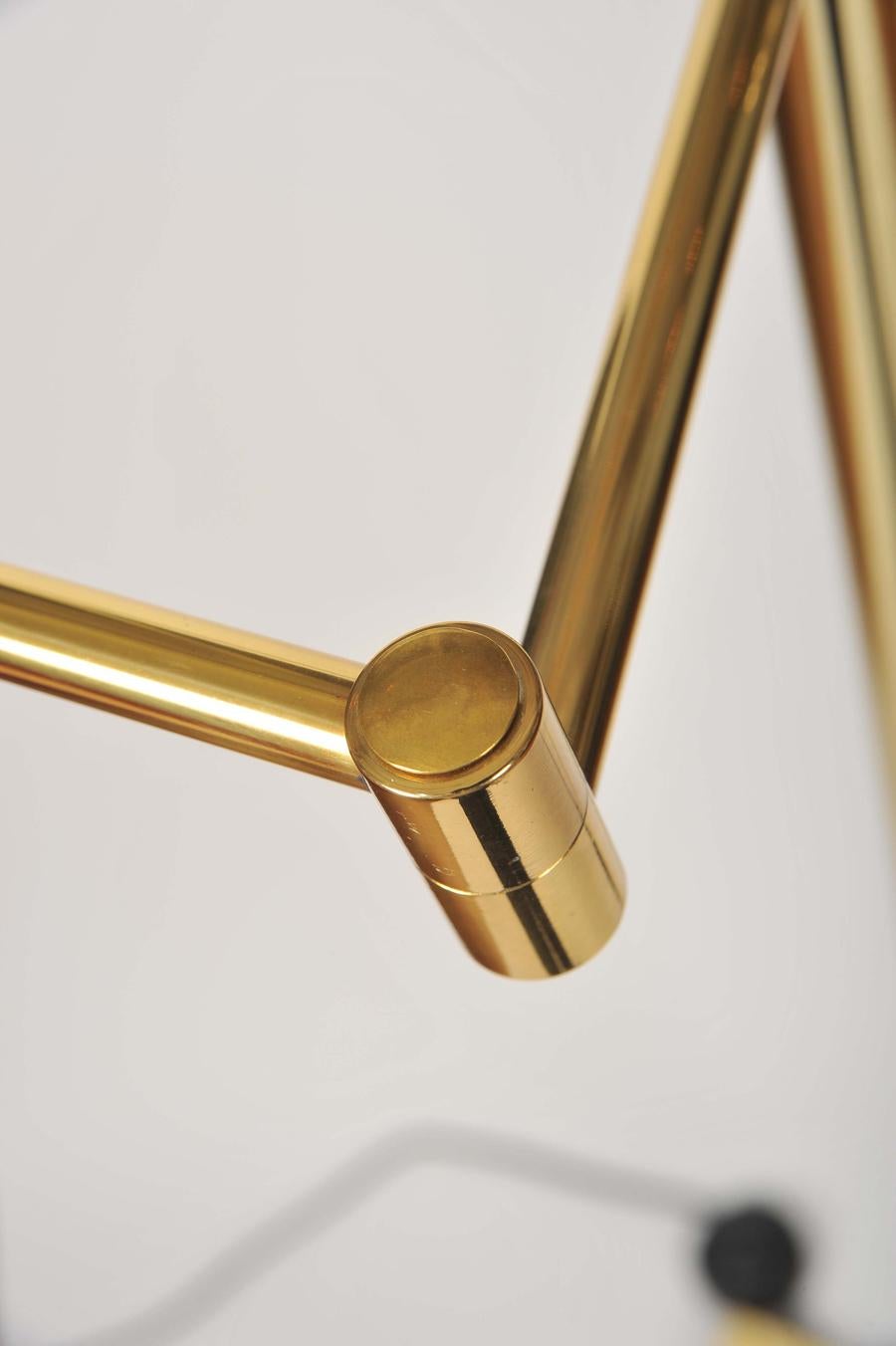 Pair of 1960s Italain brass swing arm reading lamps with rectangular base In Good Condition For Sale In London, GB