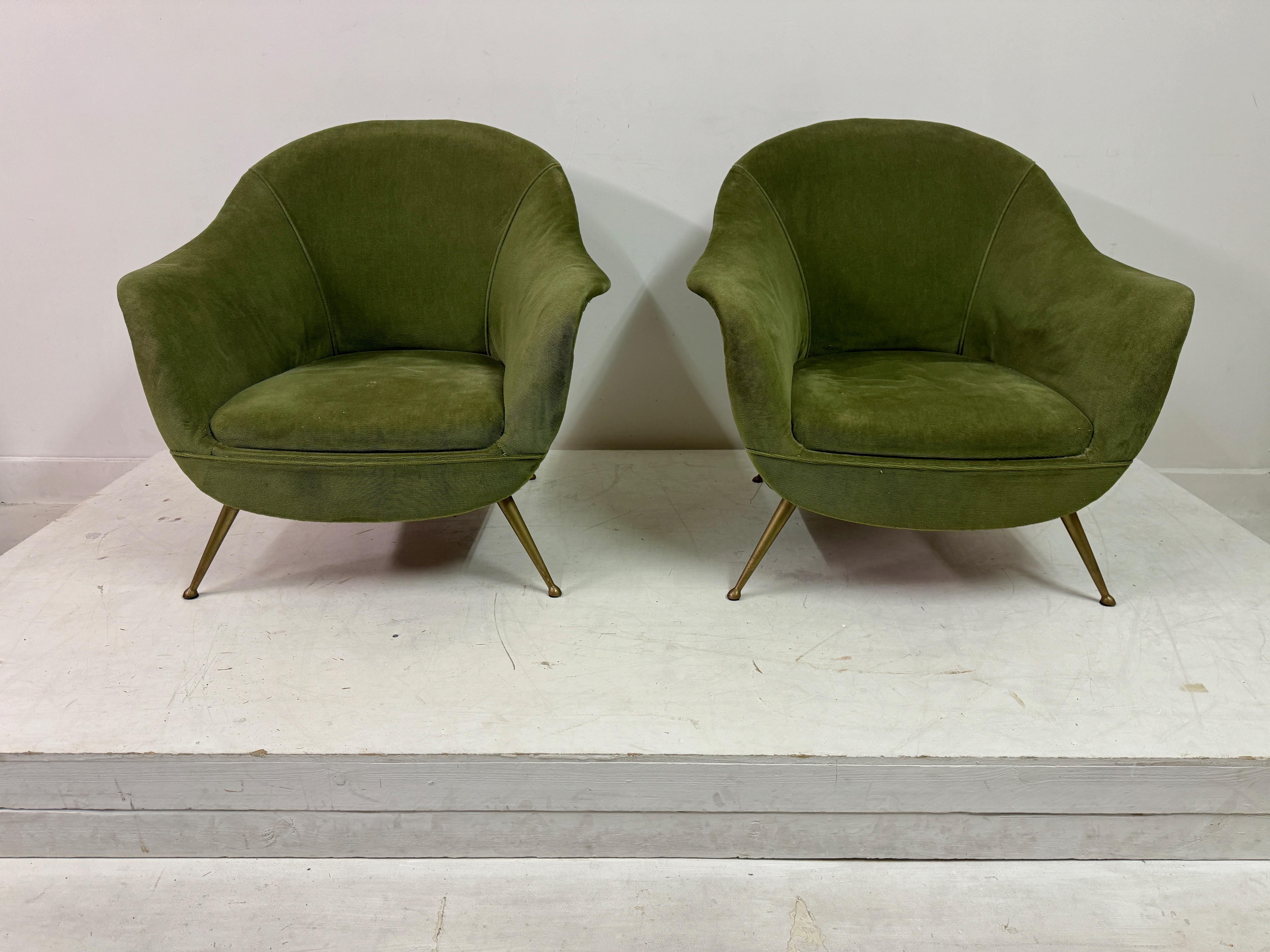 Paire de fauteuils italiens des années 1960 État moyen - En vente à London, London