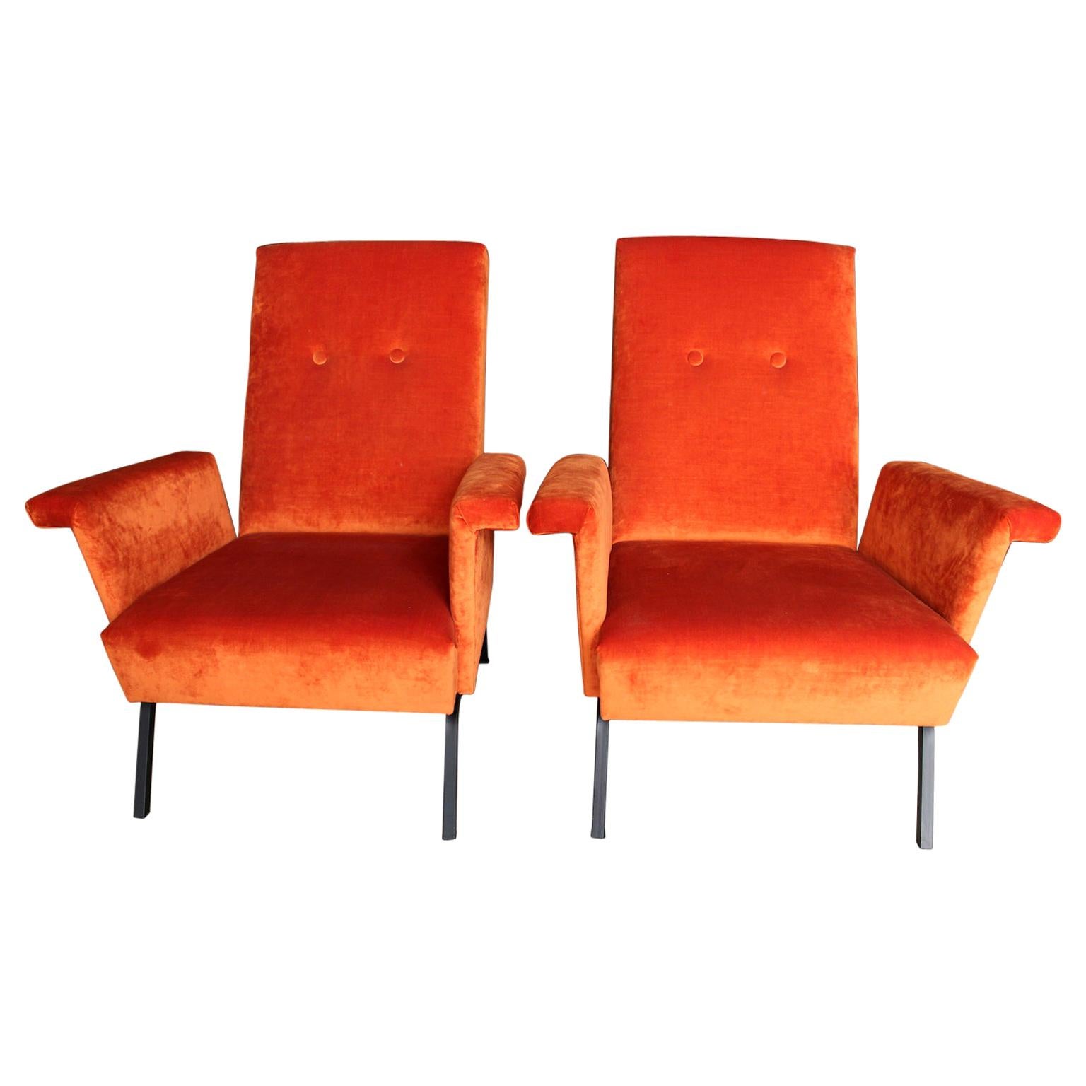 Paire de fauteuils italiens des années 1960 avec base en métal en velours orange