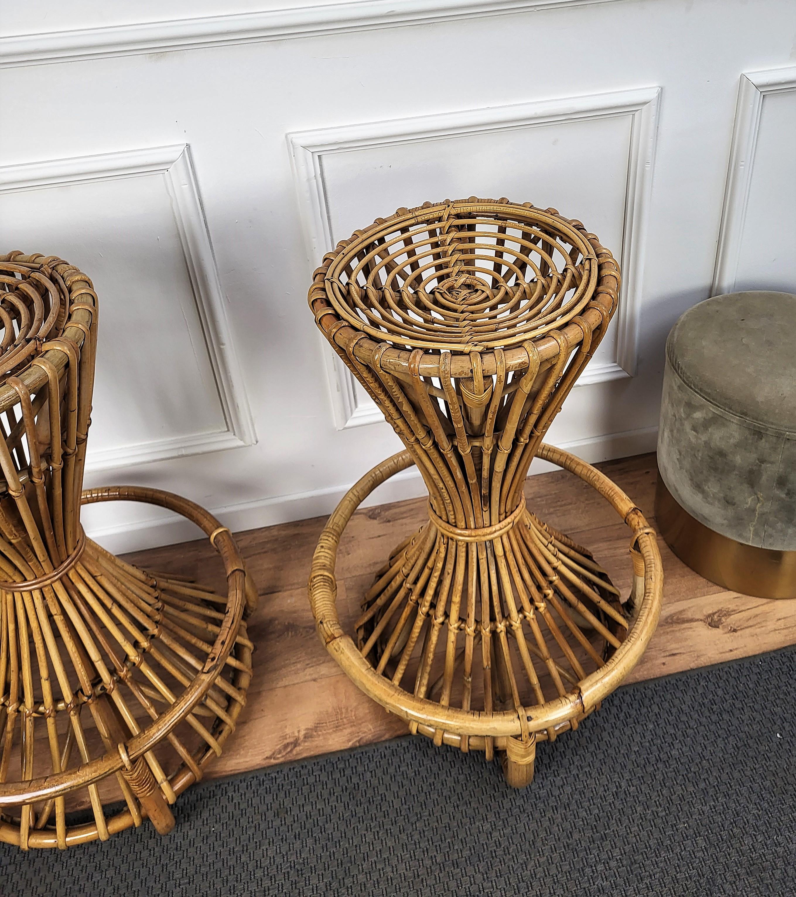 Pair of 1960s Italian Bamboo Bohemian French Riviera Round Bar Stools Chairs In Good Condition For Sale In Carimate, Como