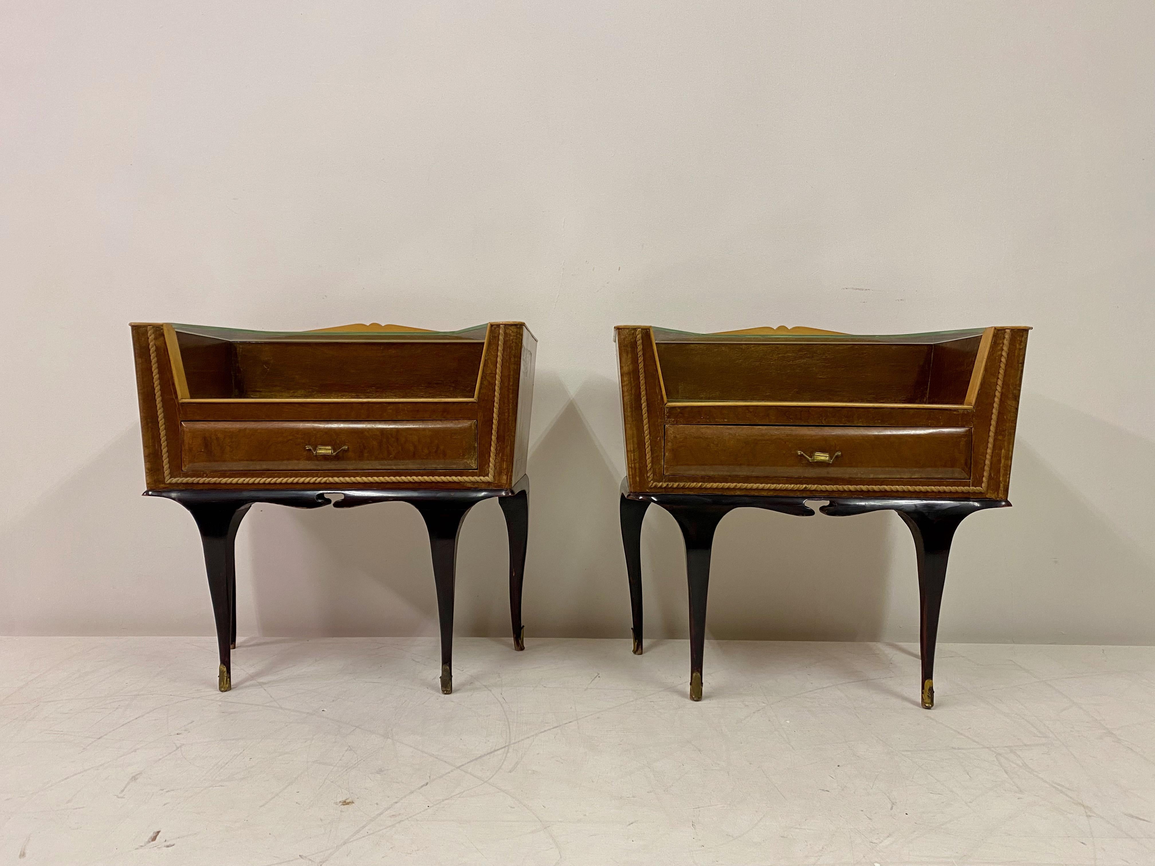 Pair of bedside tables.

Coloured glass top.

Frosted glass shelf.

One drawer.

Brass handle and feet.

Original condition.

Italy, 1950s/1960s.