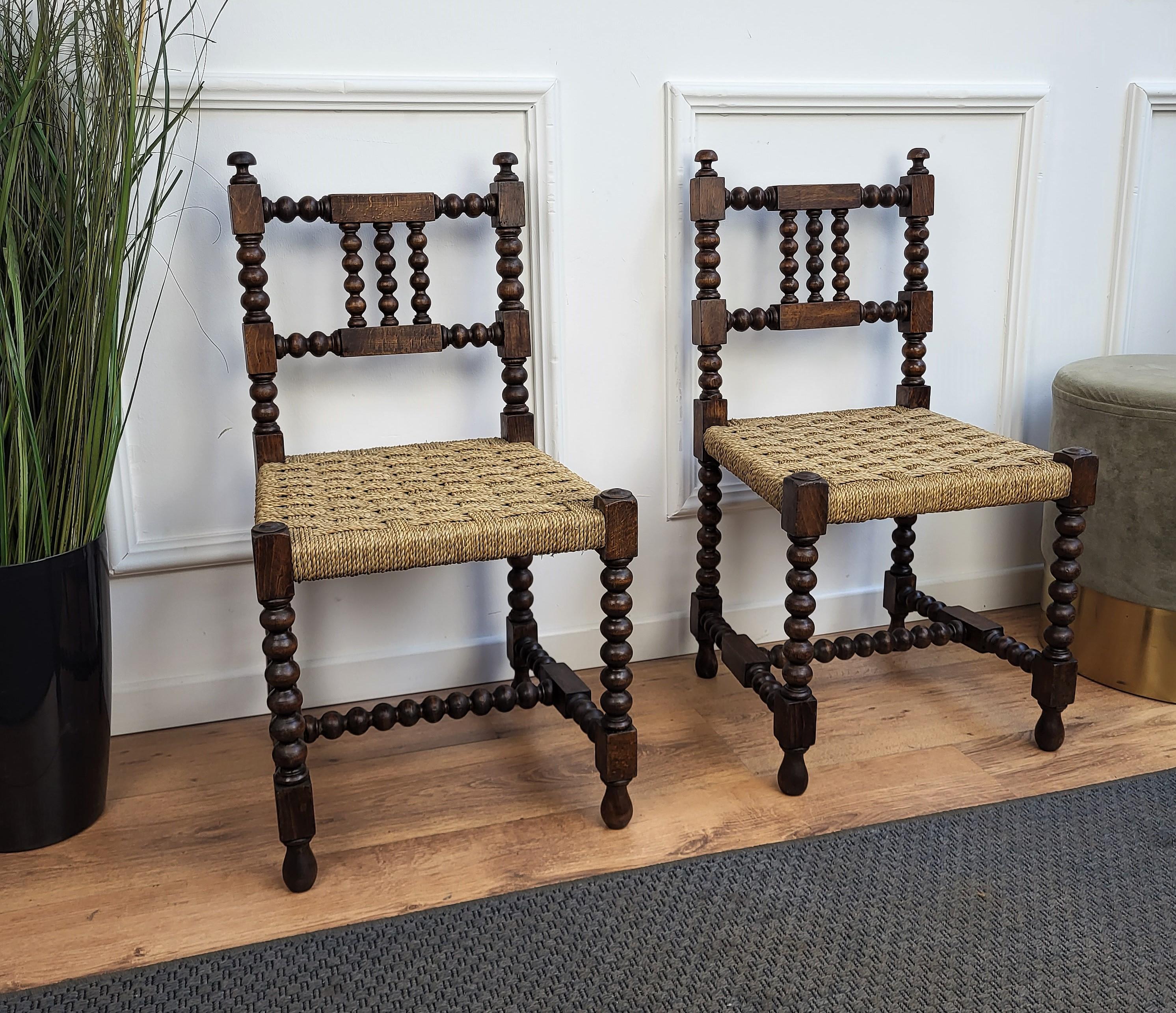 Stylish pair of 1960s Mid-Century Modern chairs or stools in wood and cord or woven rope. Beautifully bobbin turned barley twisted, stick and stone, legs and back, connected to one another with bottom central stretcher. The traditional and classical