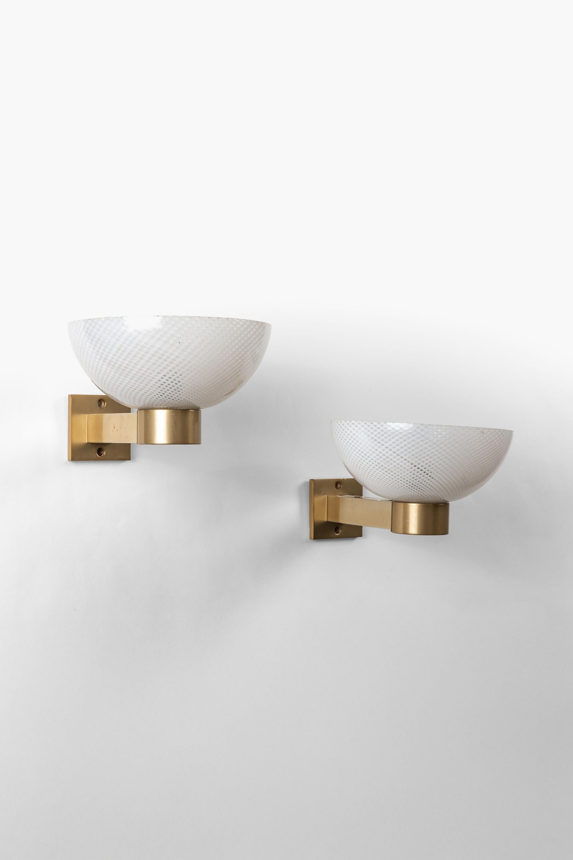 Elegante pareja de apliques italianos de latón y cristal de Murano 
