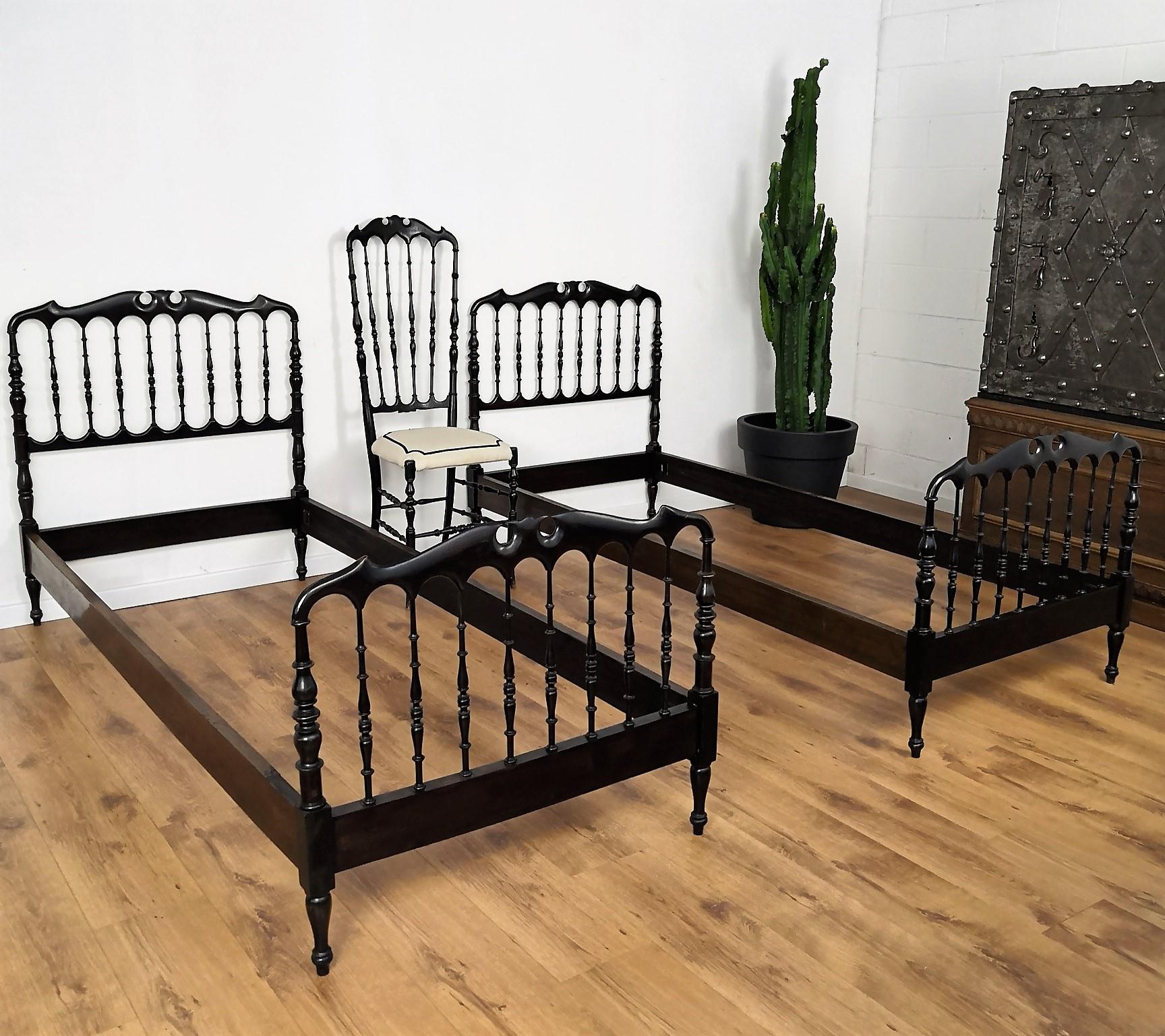 Pair of 1960s Italian Chiavari twin single beds in dark carved wood with great shiny vintage patina and perfect long lasting solid structure. Chiavari style, mainly known for the chairs, is named after the Italian city where they originated, a small