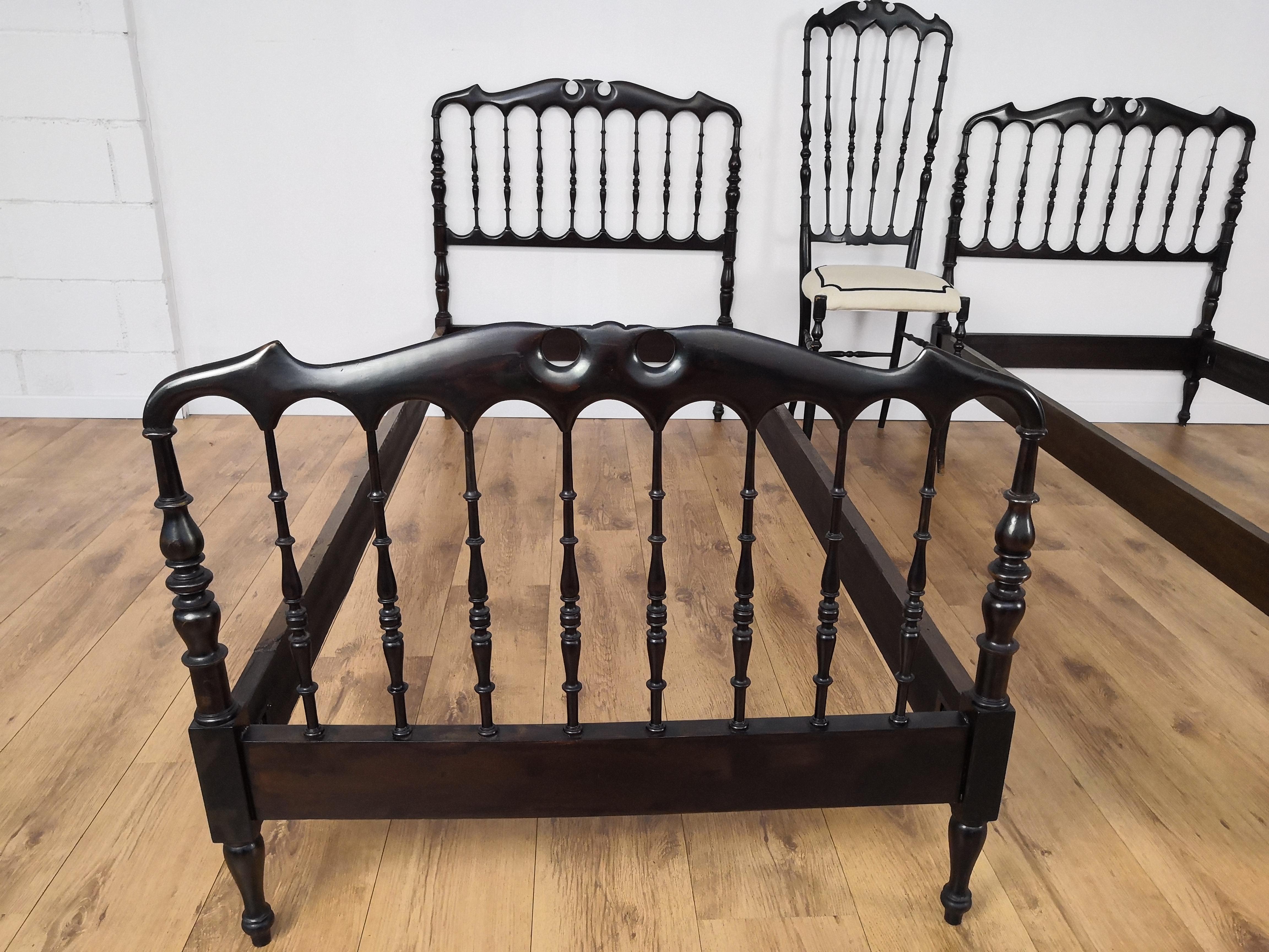 Pair of 1960s Italian Carved Wood Chiavari Single Twin or Queen size Bed Frame In Good Condition In Carimate, Como