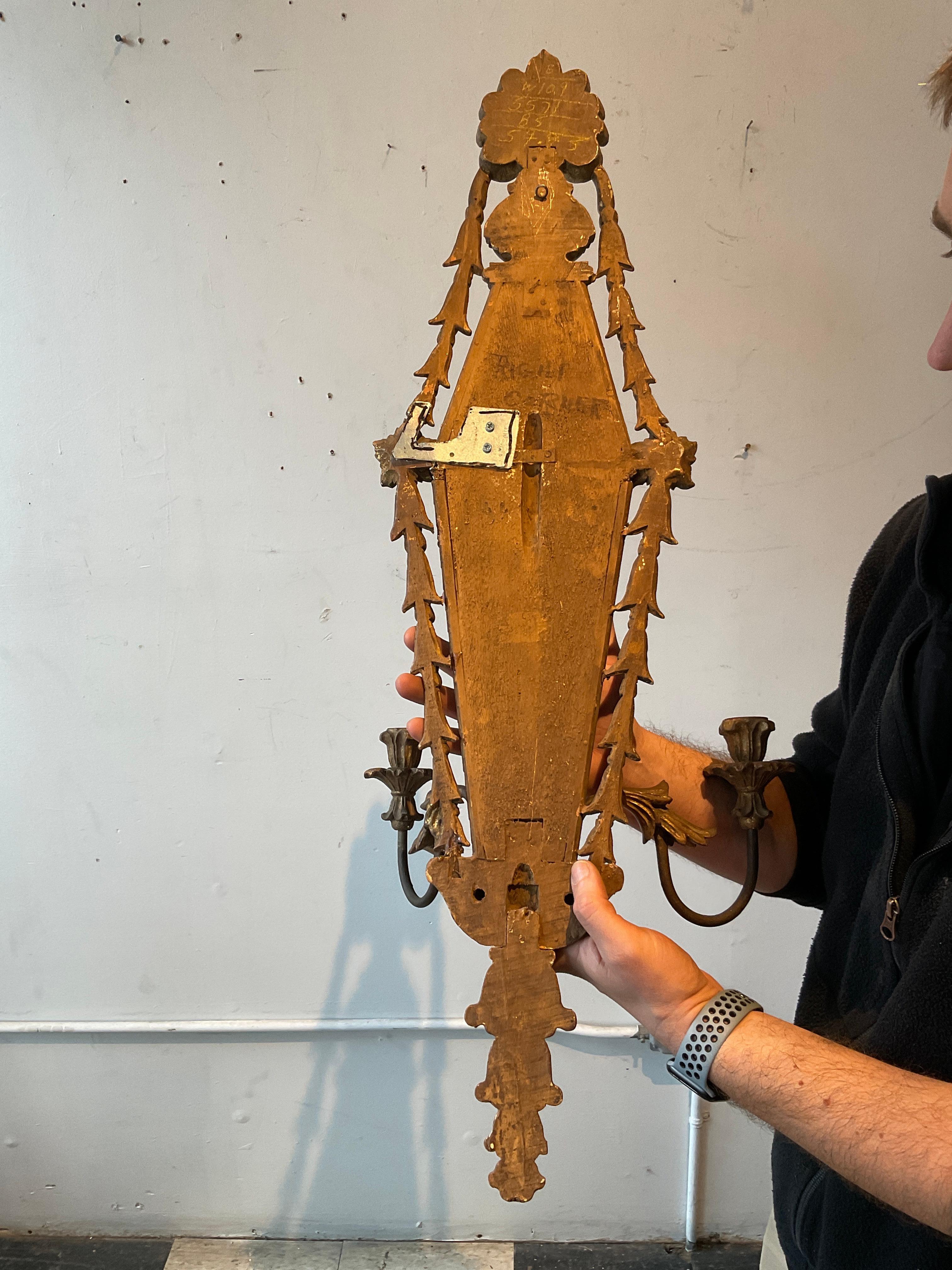 Paar  1960er Jahre Italienische Holzschnitzerei mit verspiegelten Wandleuchtern im Angebot 7