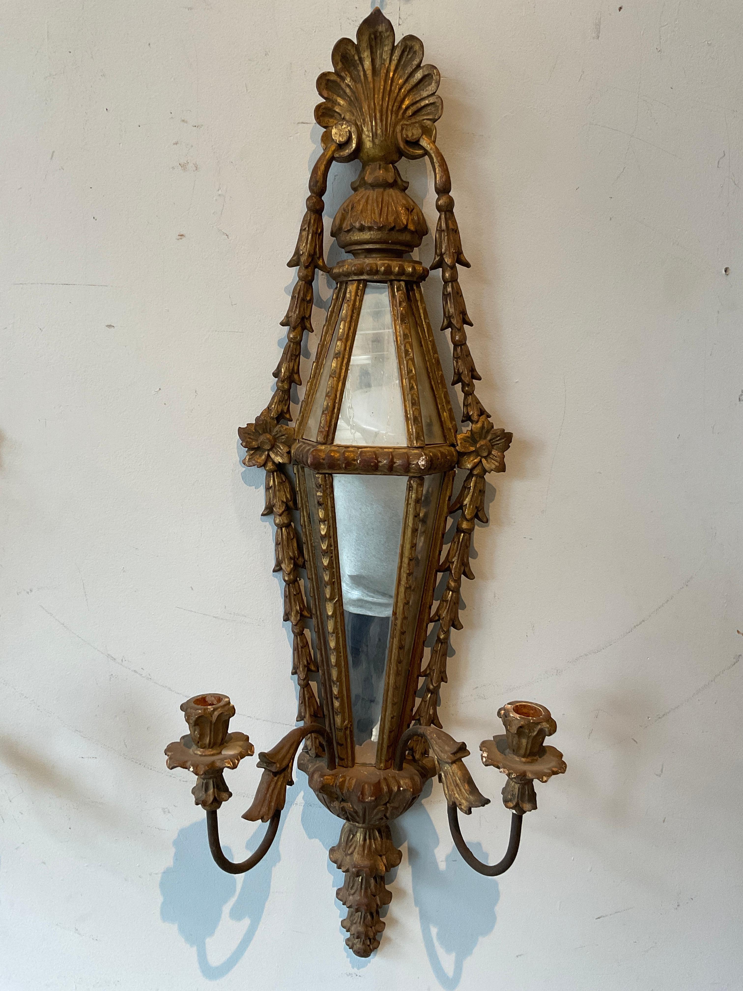 Paar handgeschnitzte italienische Wandleuchter aus Holz und Spiegeln aus den 1960er Jahren. 
Es gibt kein elektrisches Kabel.