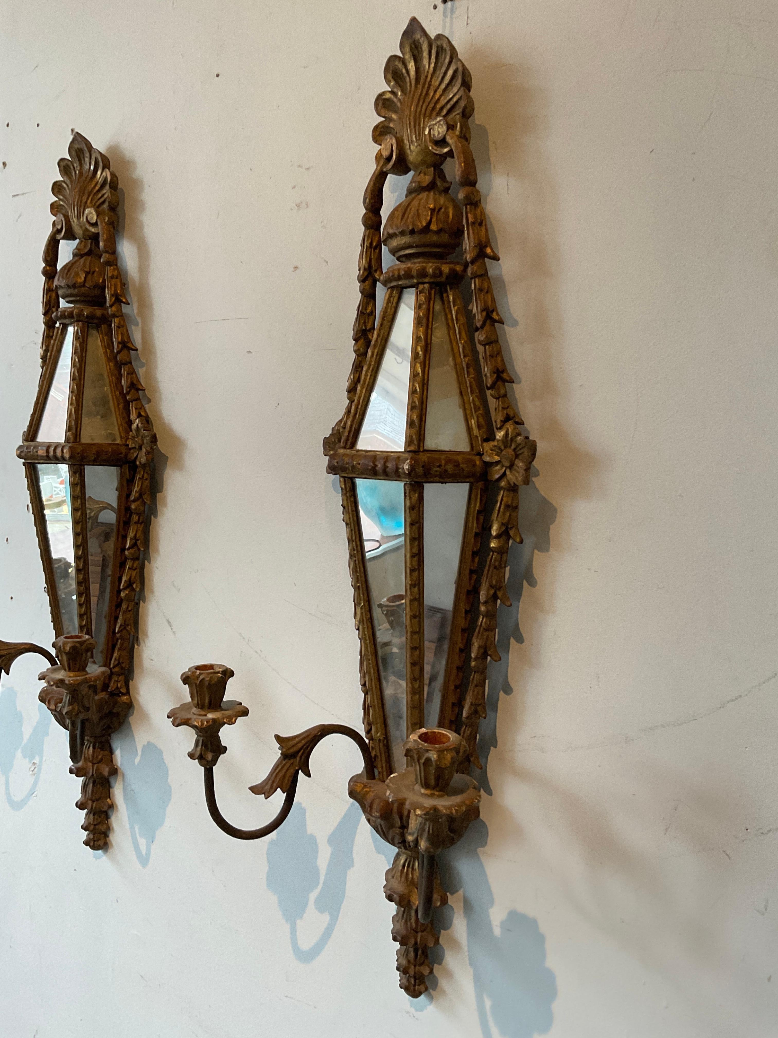 Paar  1960er Jahre Italienische Holzschnitzerei mit verspiegelten Wandleuchtern im Zustand „Gut“ im Angebot in Tarrytown, NY