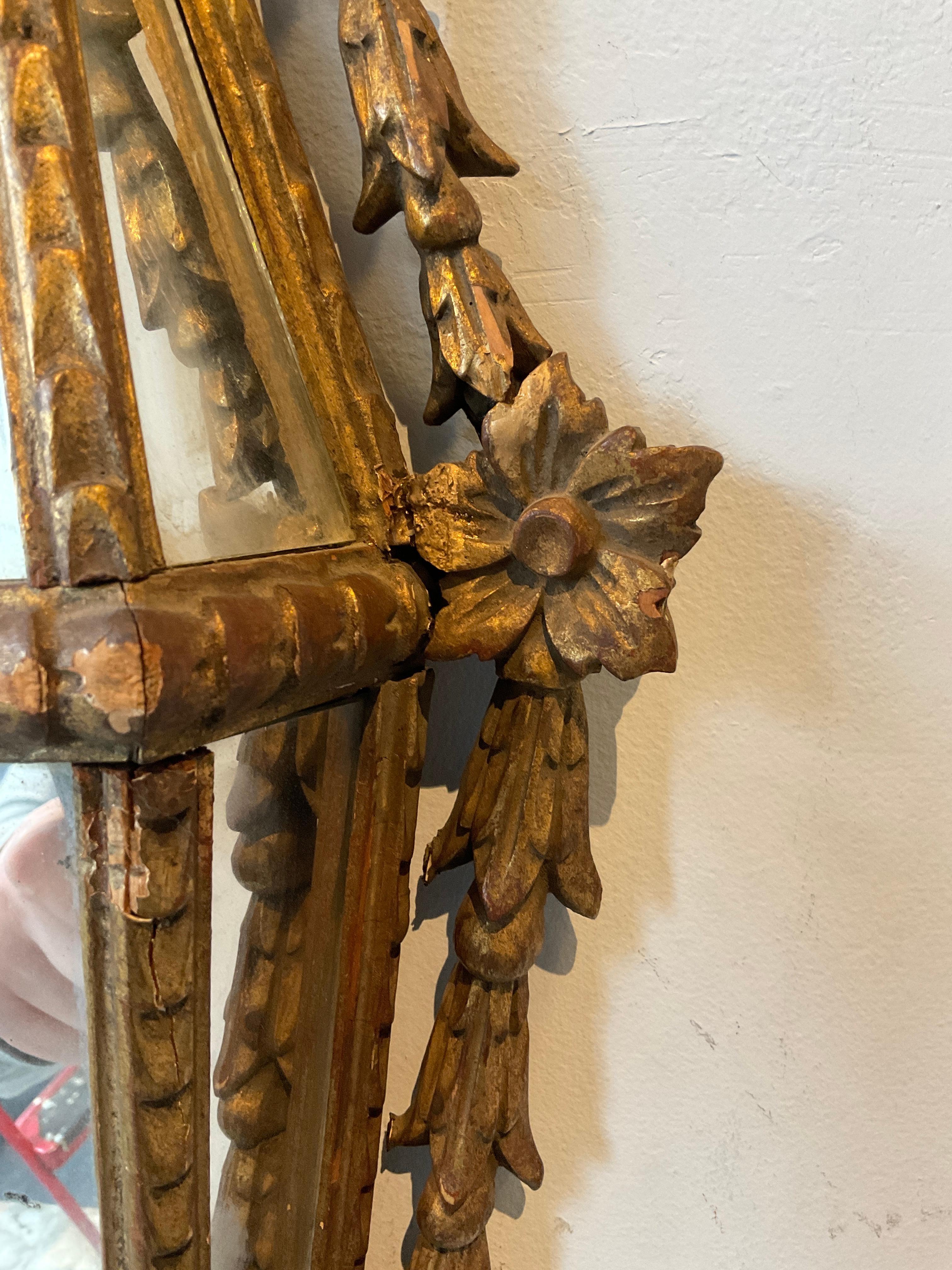 Paar  1960er Jahre Italienische Holzschnitzerei mit verspiegelten Wandleuchtern im Angebot 4