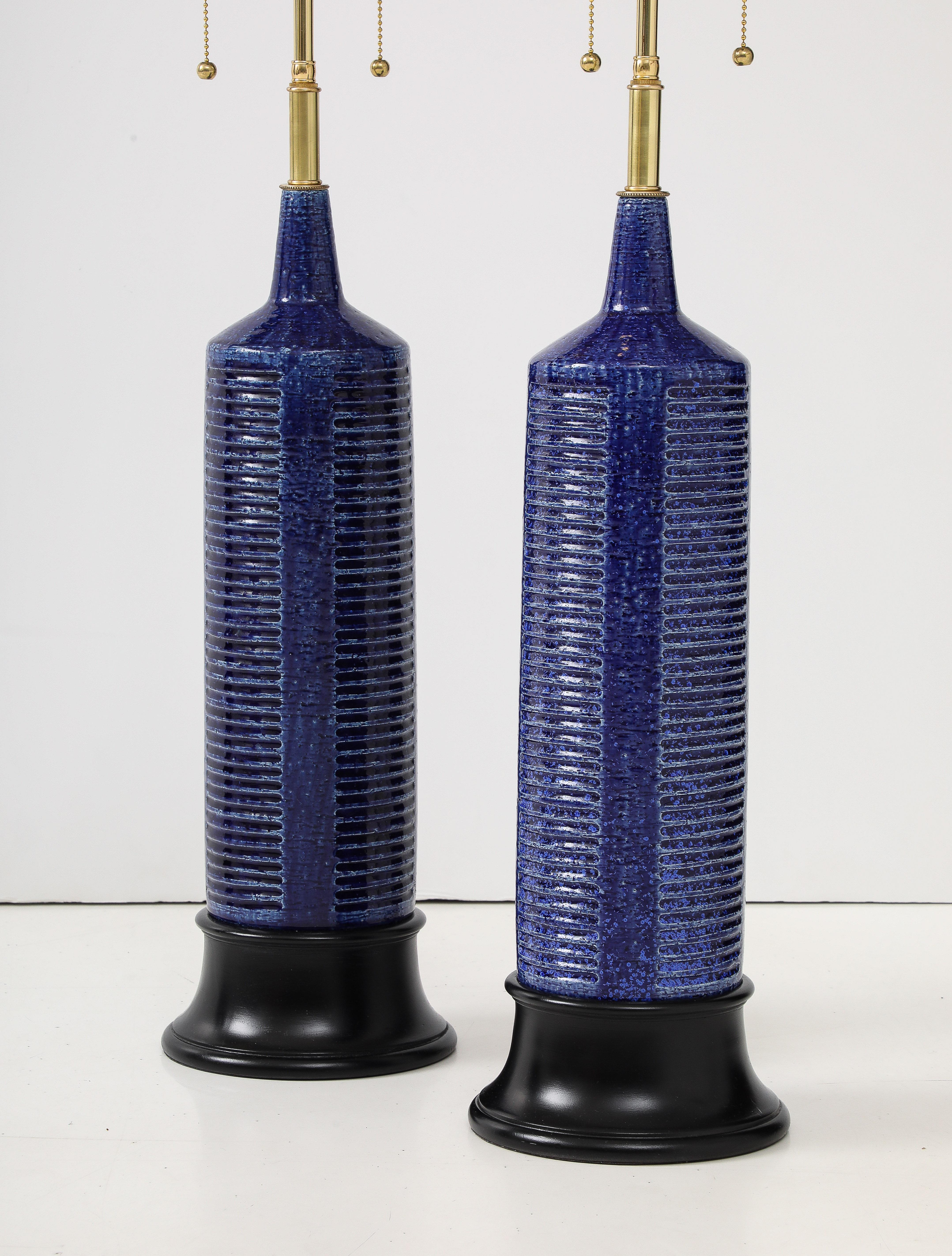 Pair of 1960's Italian Ceramic Lamps With A Cobalt Blue Glaze. In Good Condition For Sale In New York, NY