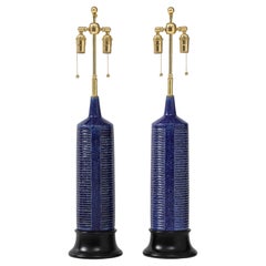 Coppia di lampade in ceramica italiana degli anni '60 con smalto blu cobalto.