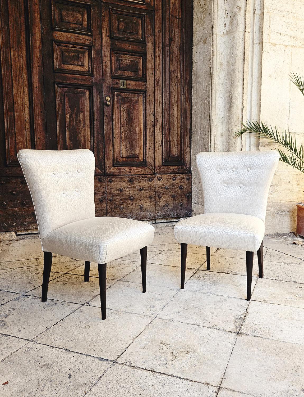 Paire de chaises italiennes sans accoudoirs à dossier cannelé, retapissées en tissu italien en soie Dedar. Les chaises ont des pieds en bois foncé, ont été fabriquées en Italie dans les années 1960 et ont été restaurées dans leur état d'origine. Un