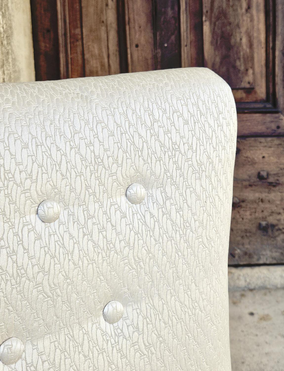 Paire de chaises italiennes des années 1960, retapissées en tissu de soie crème Bon état - En vente à Florence, Tuscany