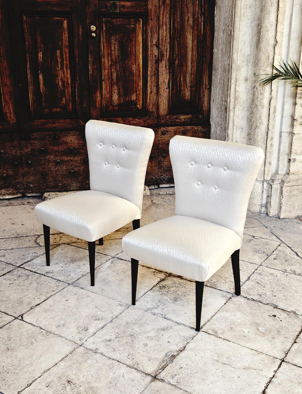 Bois Paire de chaises italiennes des années 1960, retapissées en tissu de soie crème en vente