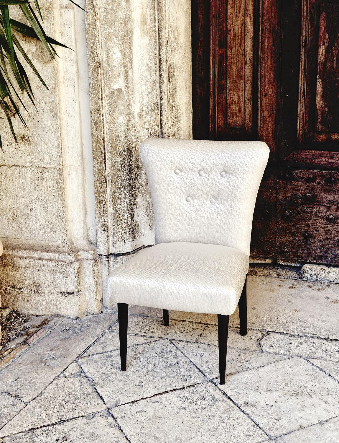 Paire de chaises italiennes des années 1960, retapissées en tissu de soie crème en vente 1