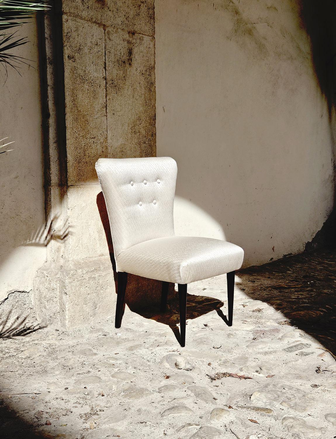 Paire de chaises italiennes des années 1960, retapissées en tissu de soie crème en vente 2
