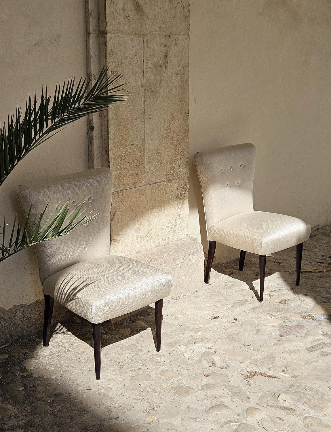 Paire de chaises italiennes des années 1960, retapissées en tissu de soie crème en vente 3