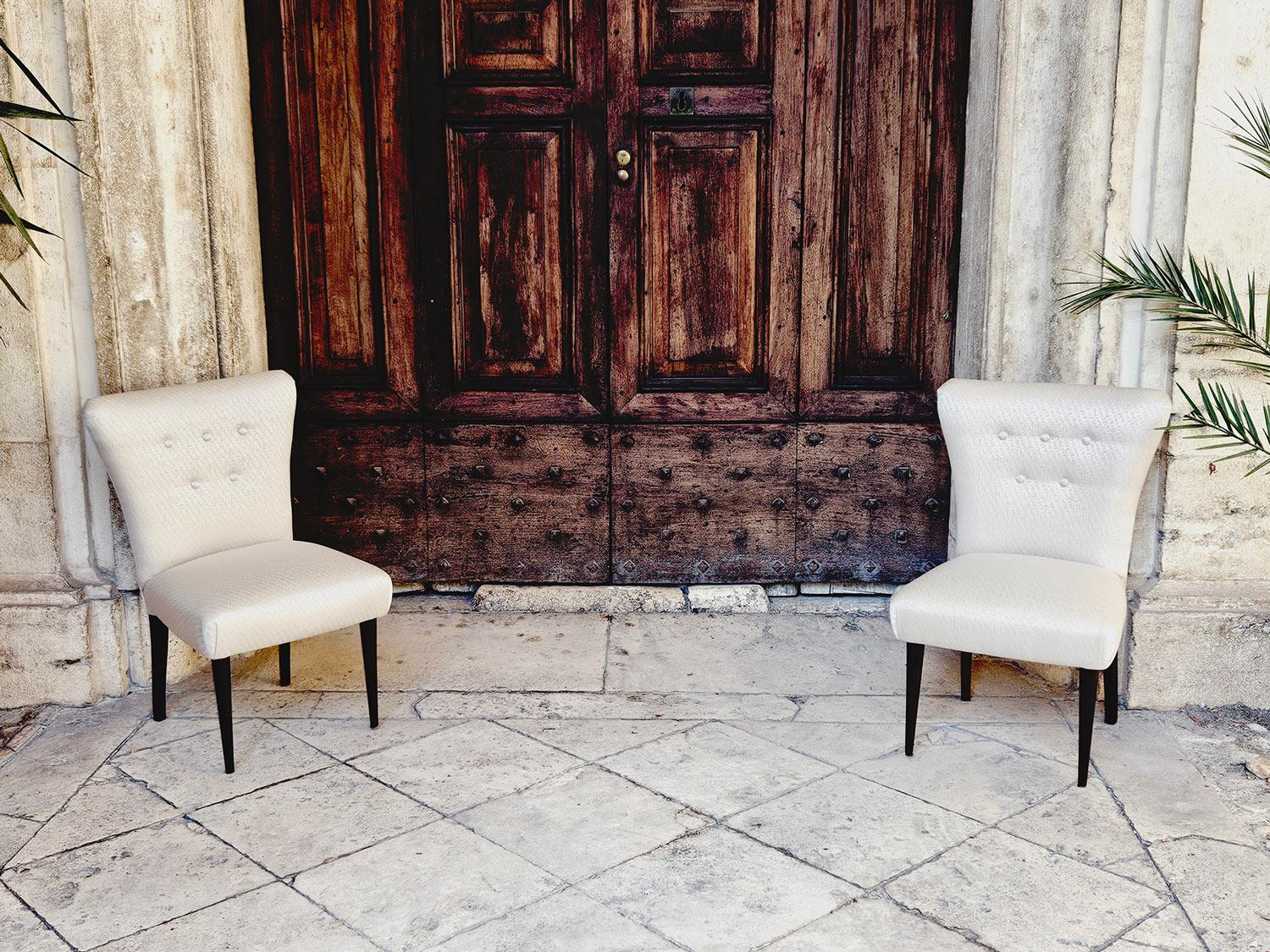 Paire de chaises italiennes des années 1960, retapissées en tissu de soie crème en vente 4