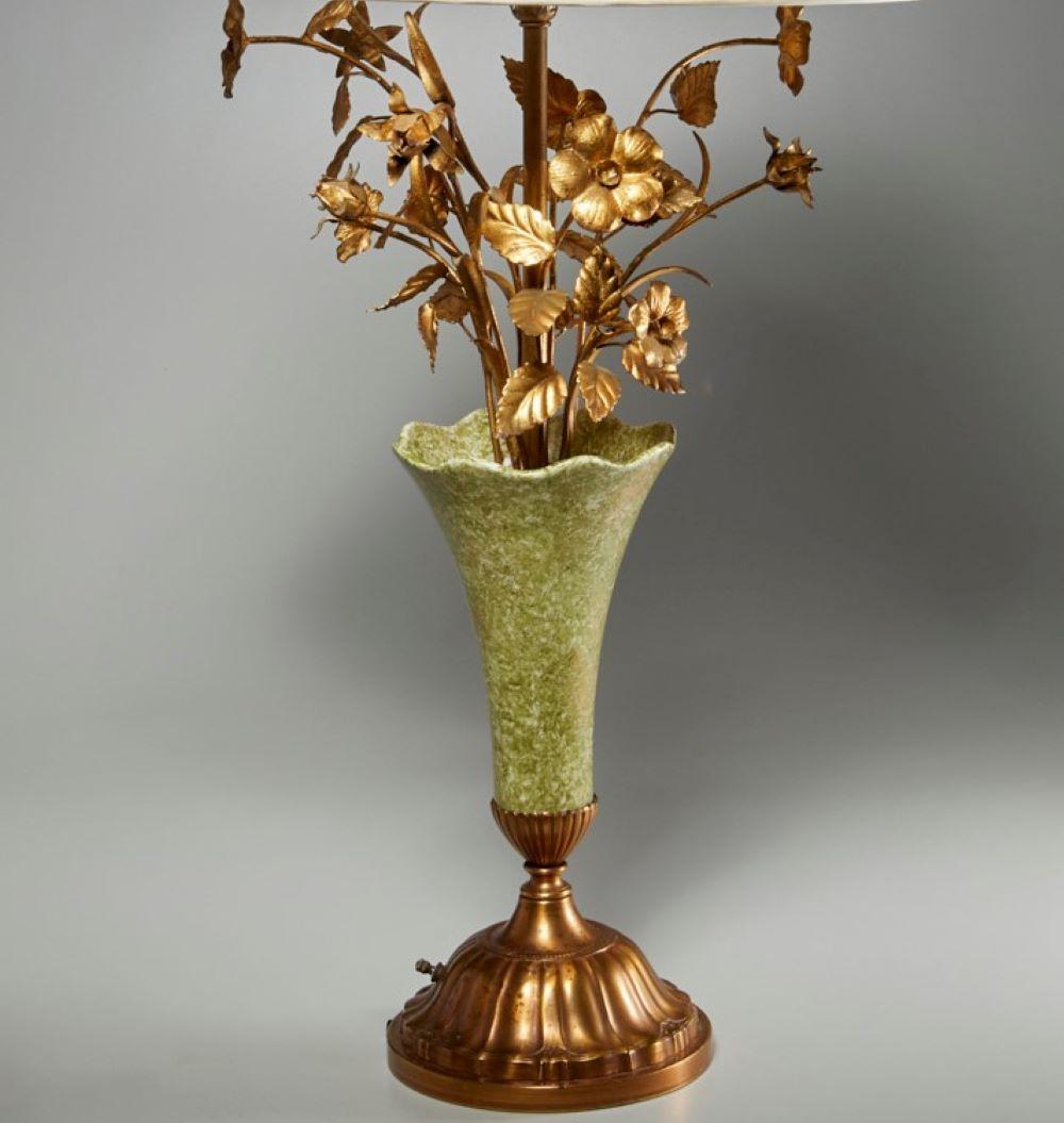 Paire de lampes de table italiennes des années 1960 en tole dorée et céramique. Vase en céramique peinte à l'éponge vert et or, délivrant un bouquet de fleurs dorées, sans marque visible. Le vase en céramique italienne est de couleur vert pâle avec