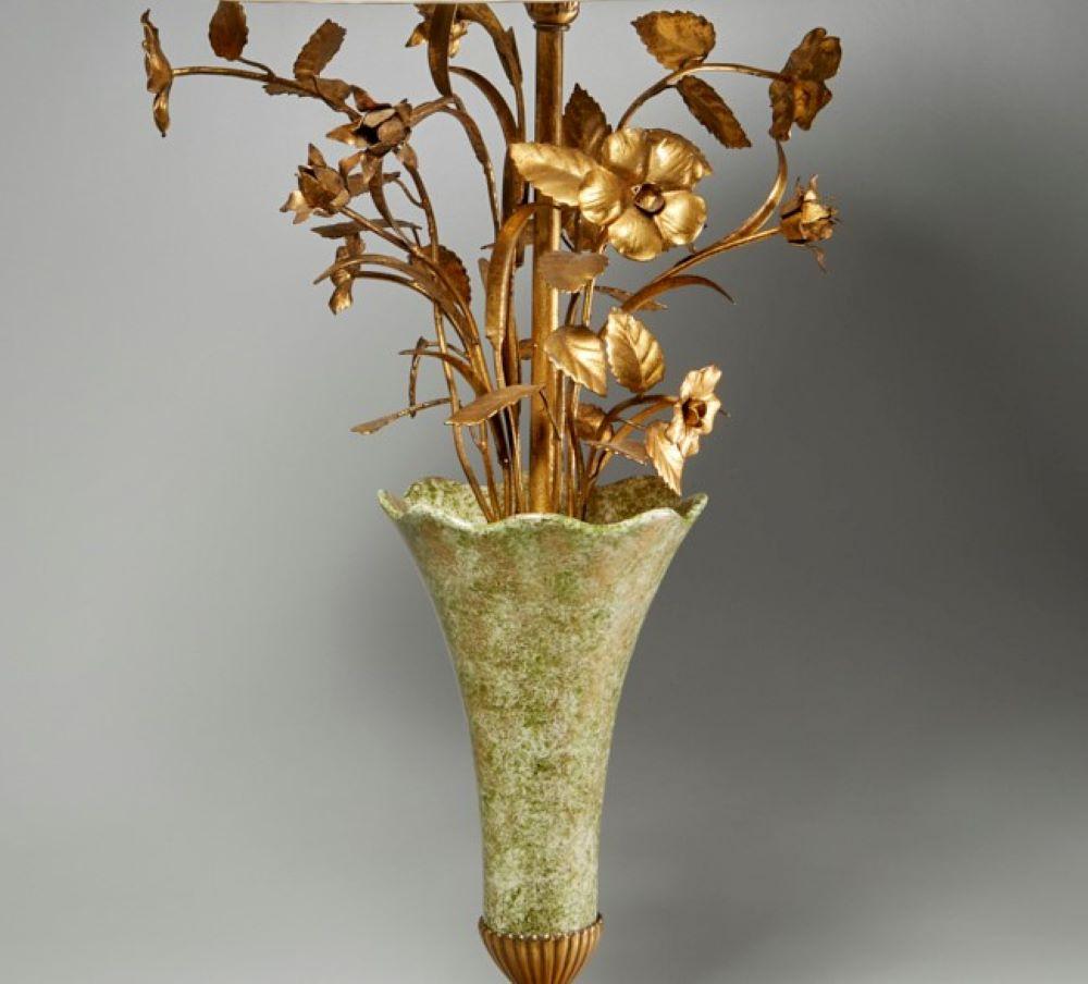 Hollywood Regency Paire de lampes de table italiennes des années 1960 en tôle dorée et céramique représentant des bouquets de fleurs en vente