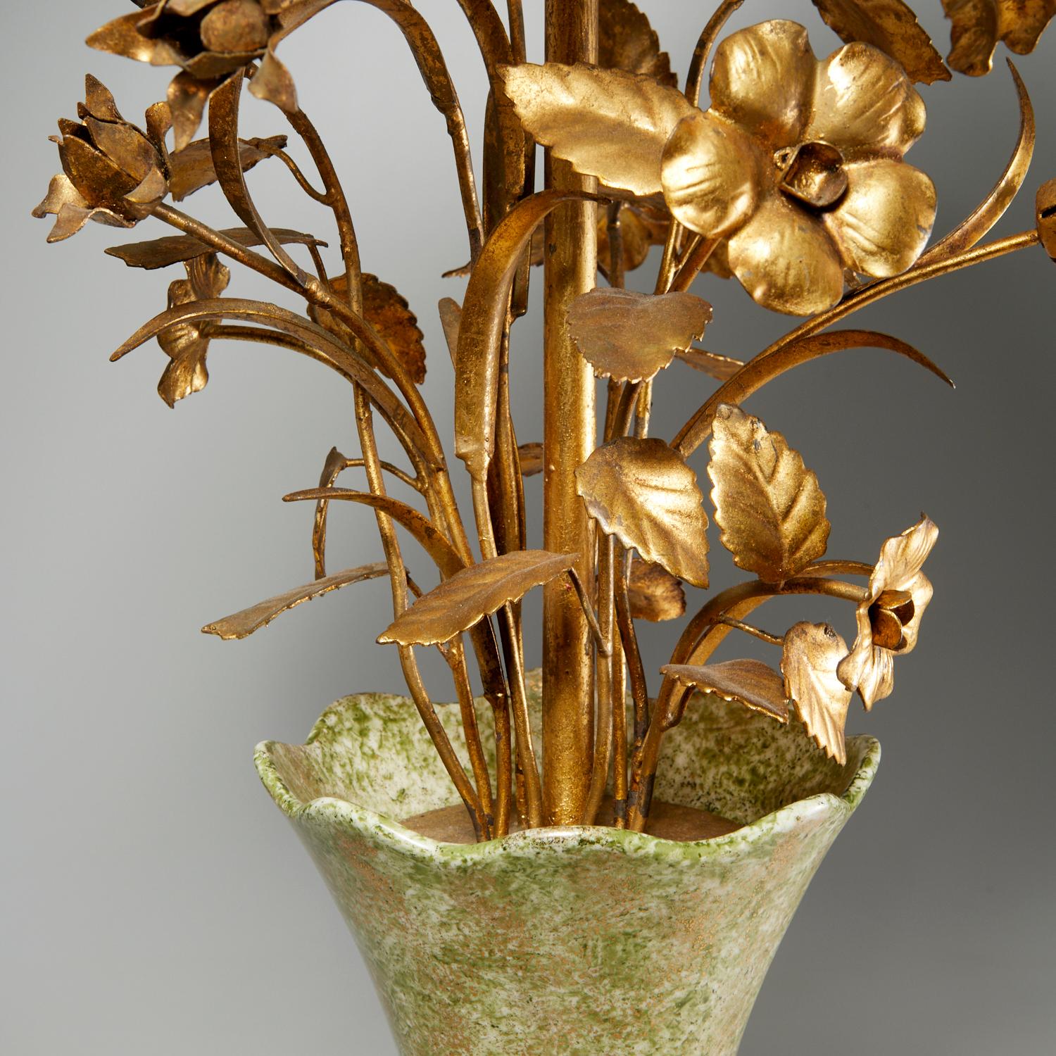 Doré Paire de lampes de table italiennes des années 1960 en tôle dorée et céramique représentant des bouquets de fleurs en vente