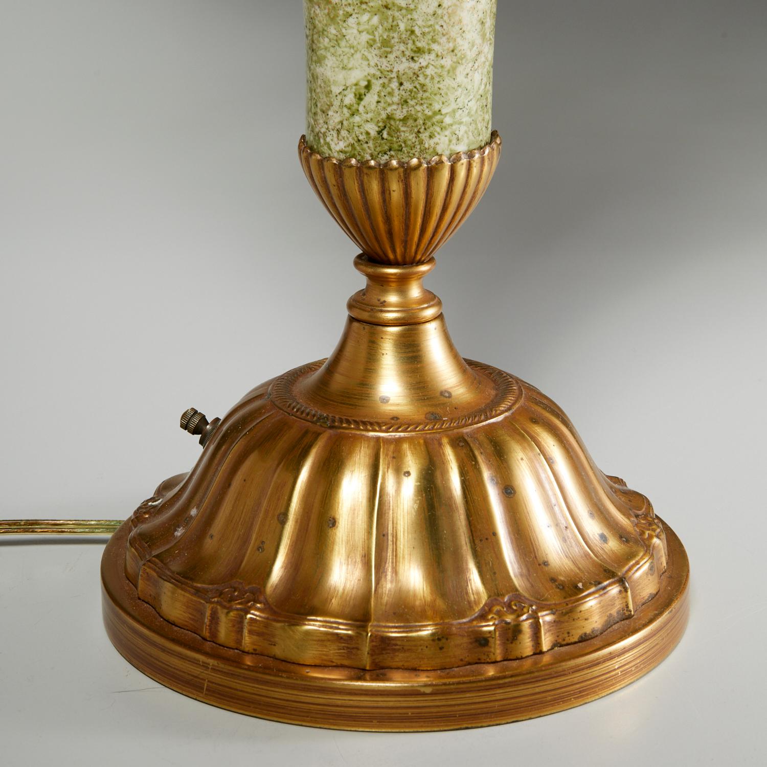 Milieu du XXe siècle Paire de lampes de table italiennes des années 1960 en tôle dorée et céramique représentant des bouquets de fleurs en vente