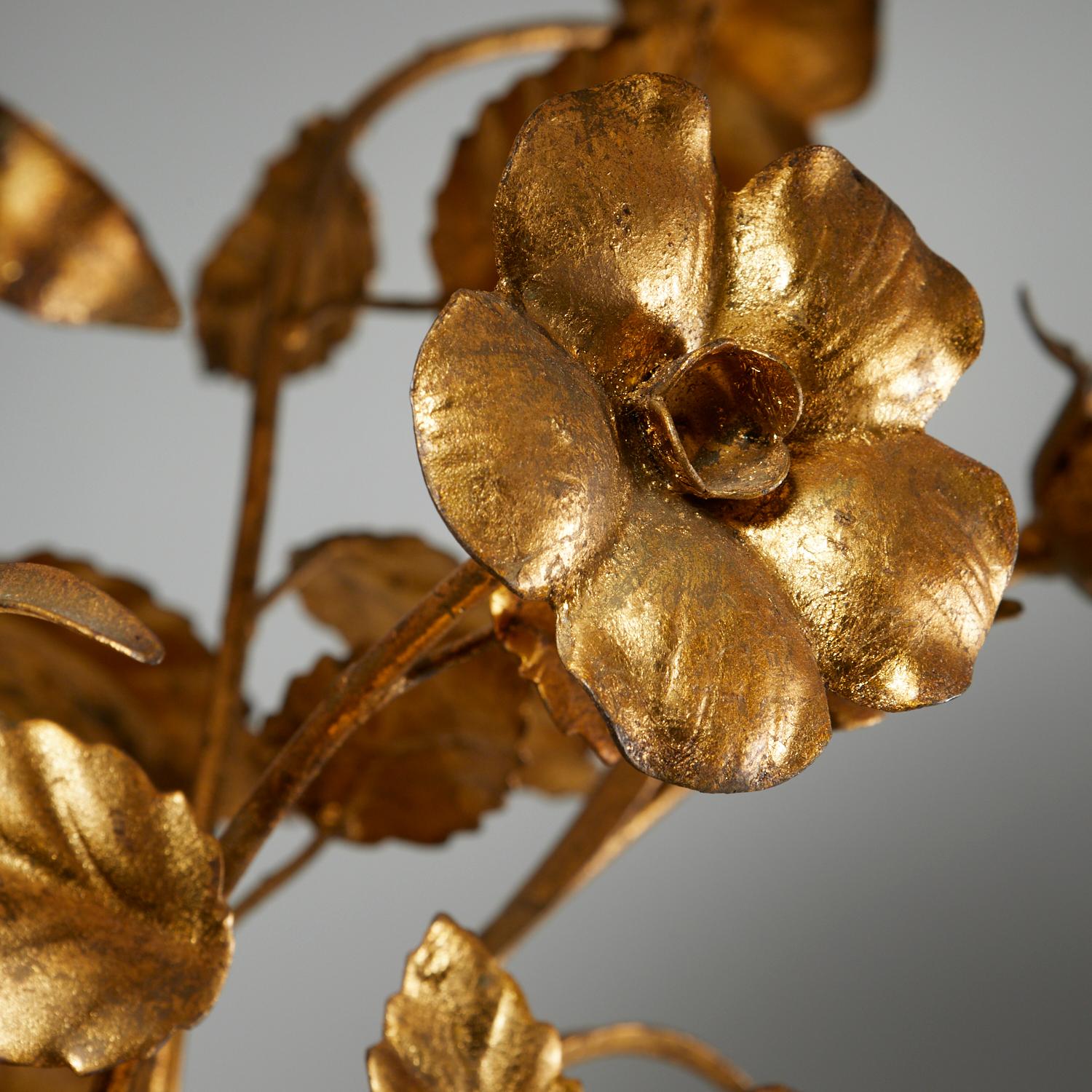 Céramique Paire de lampes de table italiennes des années 1960 en tôle dorée et céramique représentant des bouquets de fleurs en vente