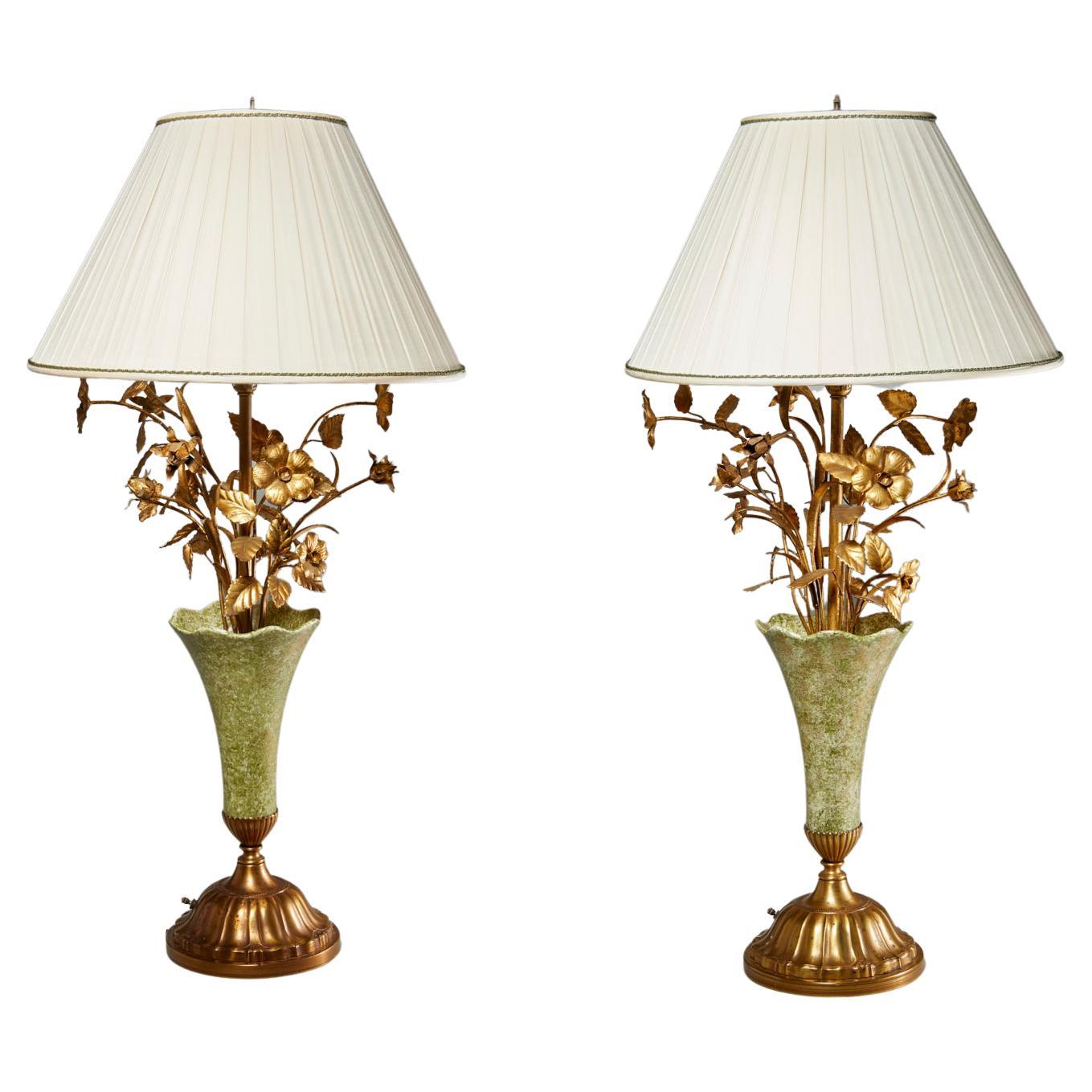 Paire de lampes de table italiennes des années 1960 en tôle dorée et céramique représentant des bouquets de fleurs