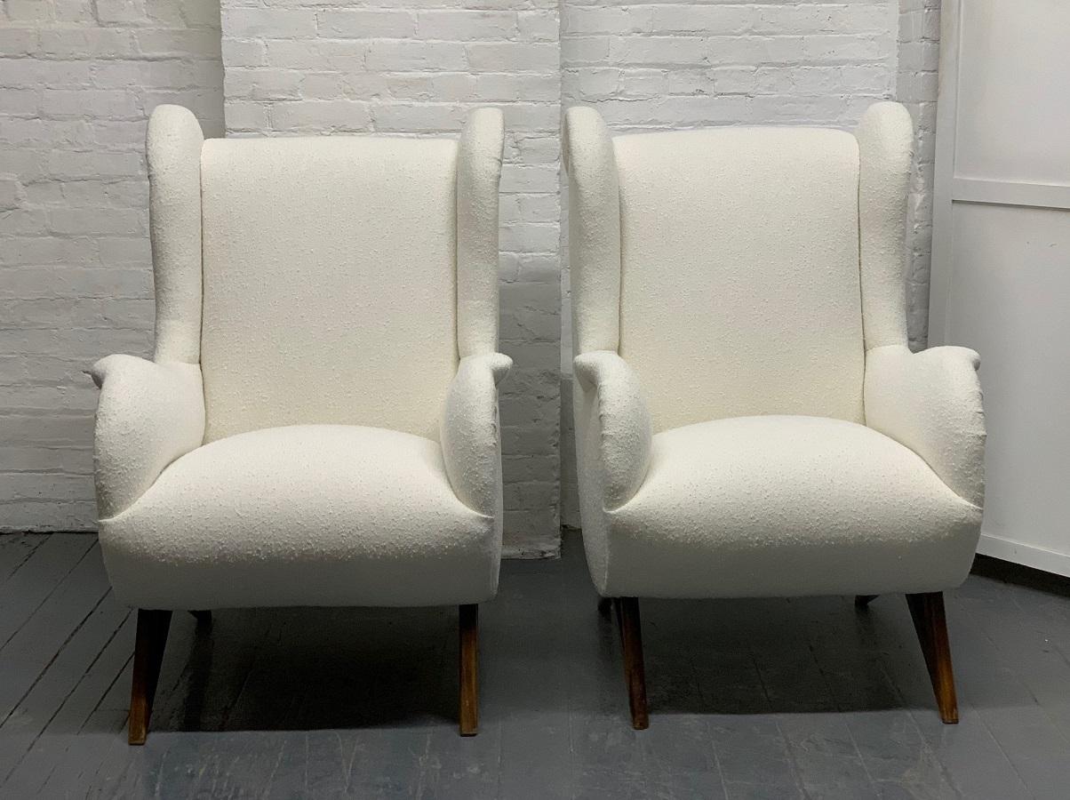 Pair of 1960s Italian lounge chairs in the style of Marco Zanuso. The chairs have solid walnut legs with Boucle fabric.