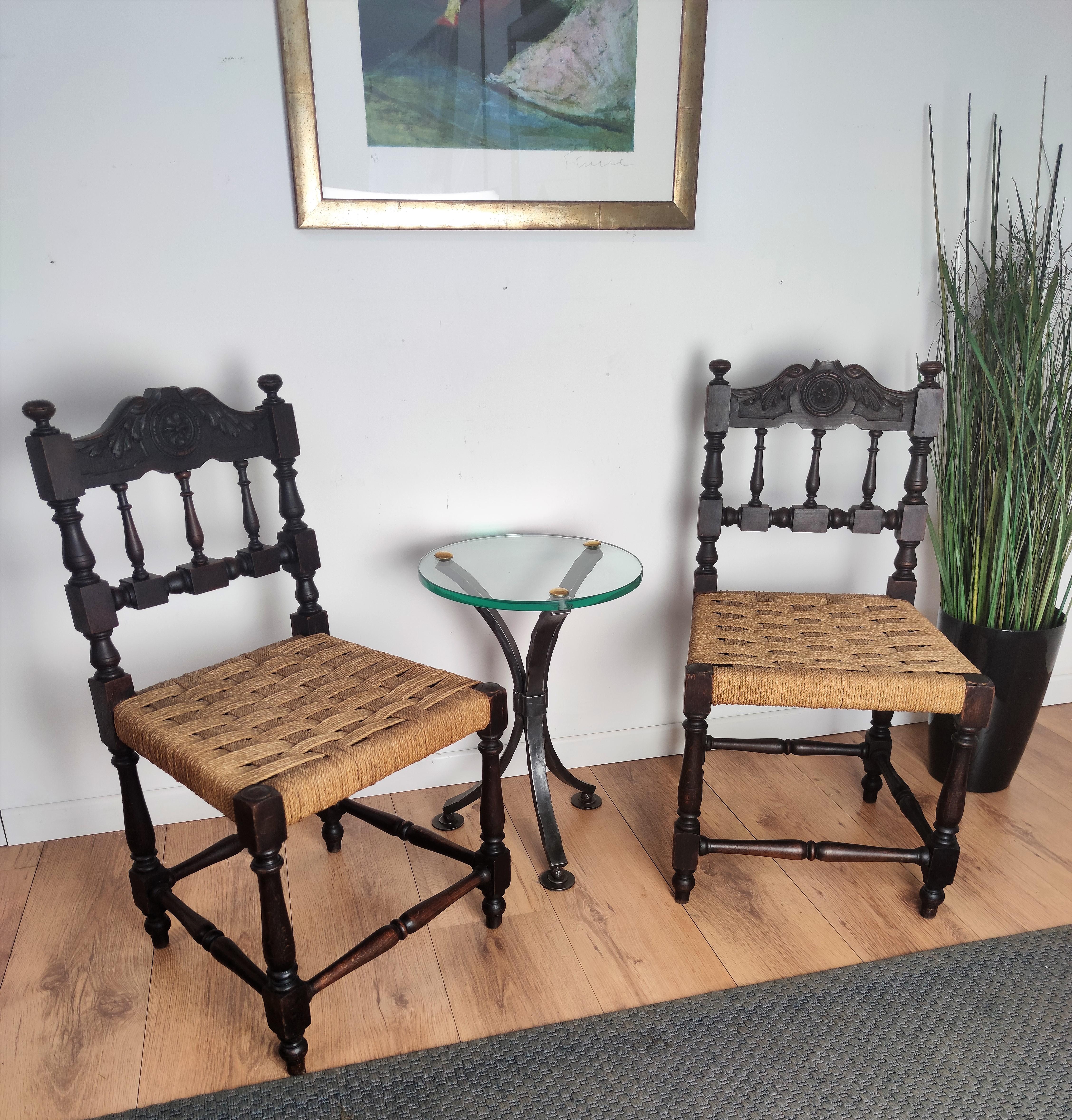 Stylish pair of 1960s Mid-Century Modern chairs or stools in wood and cord or woven rope, in the style of Audoux Minet with carved decorated back. The traditional and classical design and shape of the wooden structure, typical of Mid-Century Modern